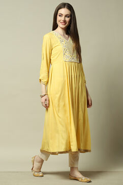 Yellow Rayon Slub Straight Dress image number 4