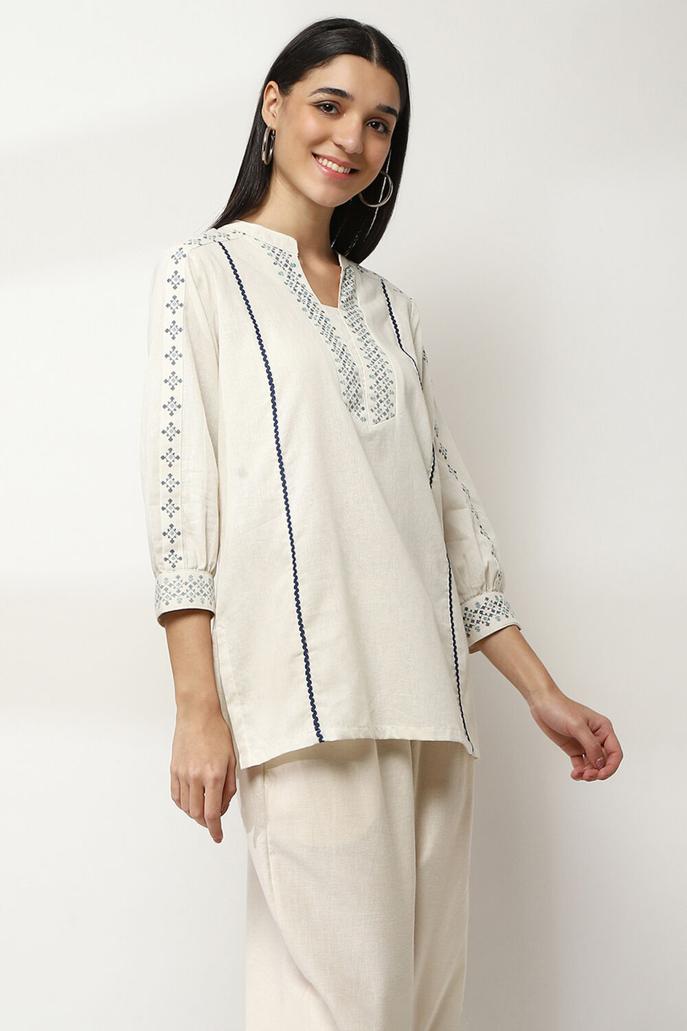 Off-White Cotton Blend Straight Top image number 4