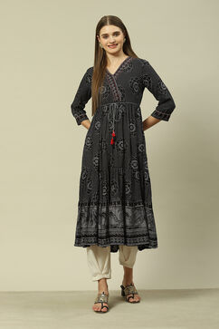 Black LIVA Tiered Printed Dress image number 5