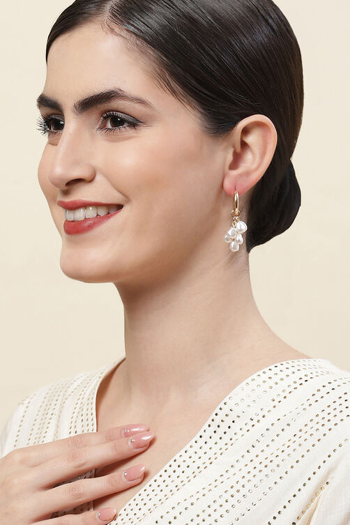 White Alloy Earrings image number 3