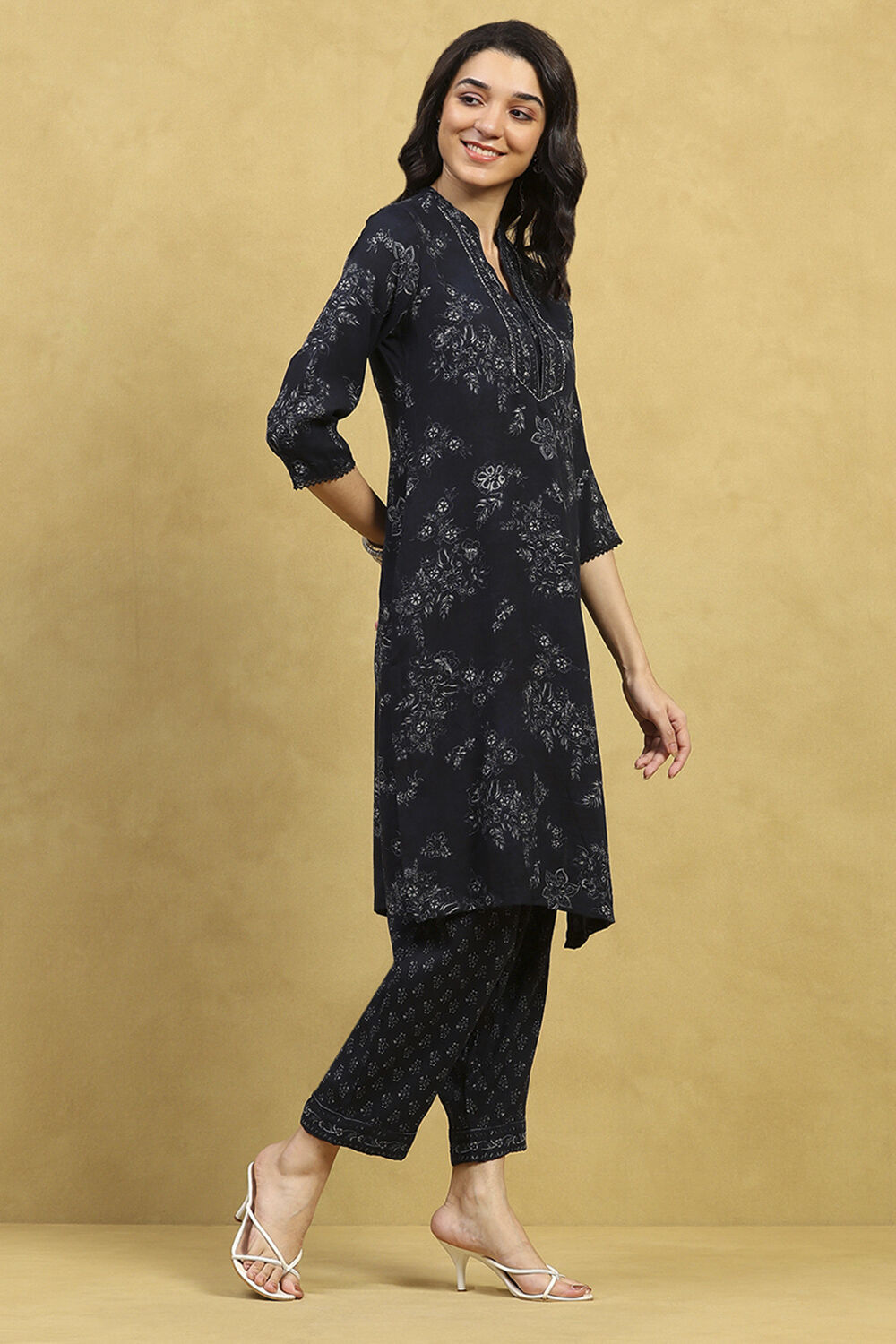 Green-Maroon Viscose Blend Printed Straight Kurta Pants Set image number 5