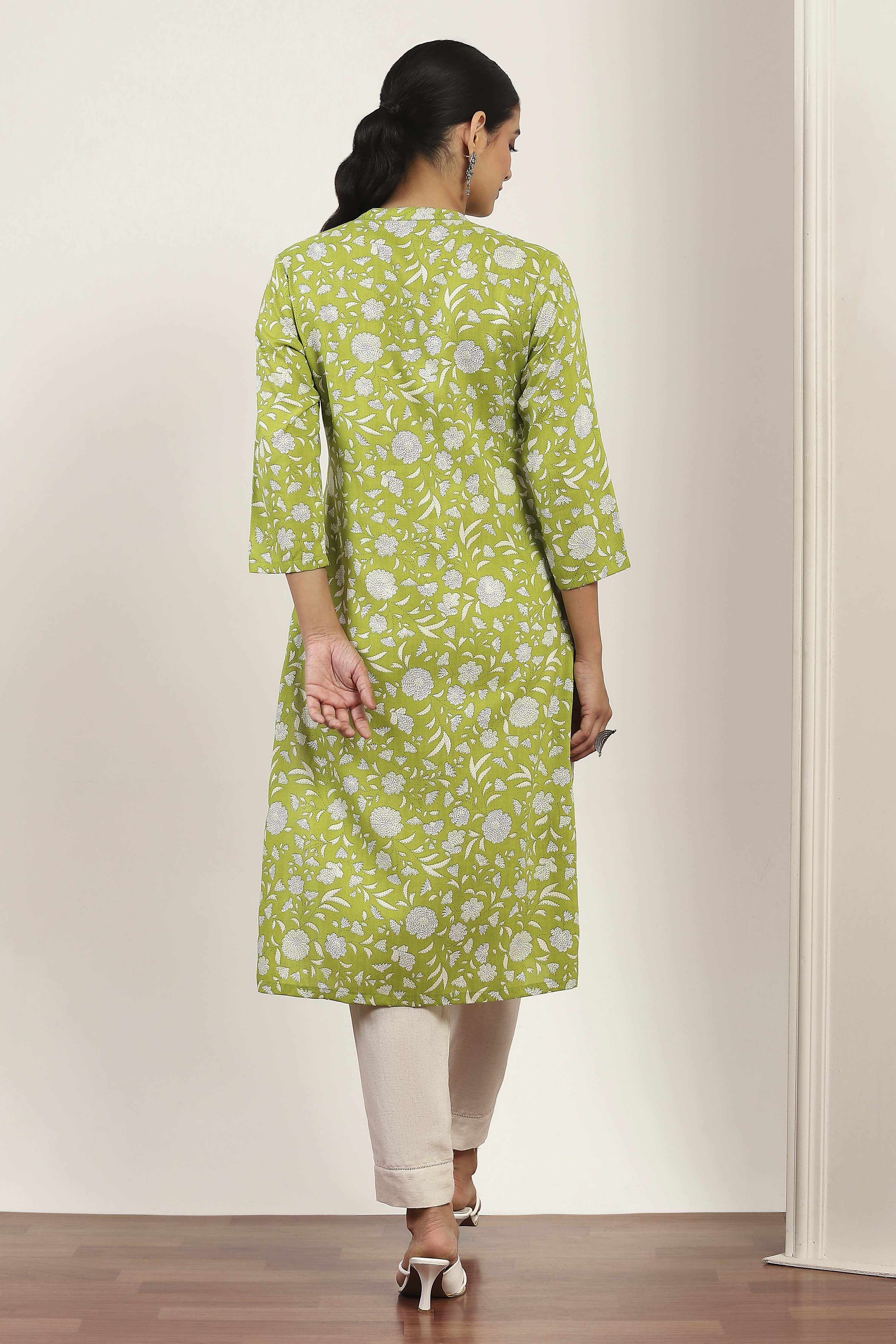 Green Viscose Rayon Straight Kurta Pants Set image number 4