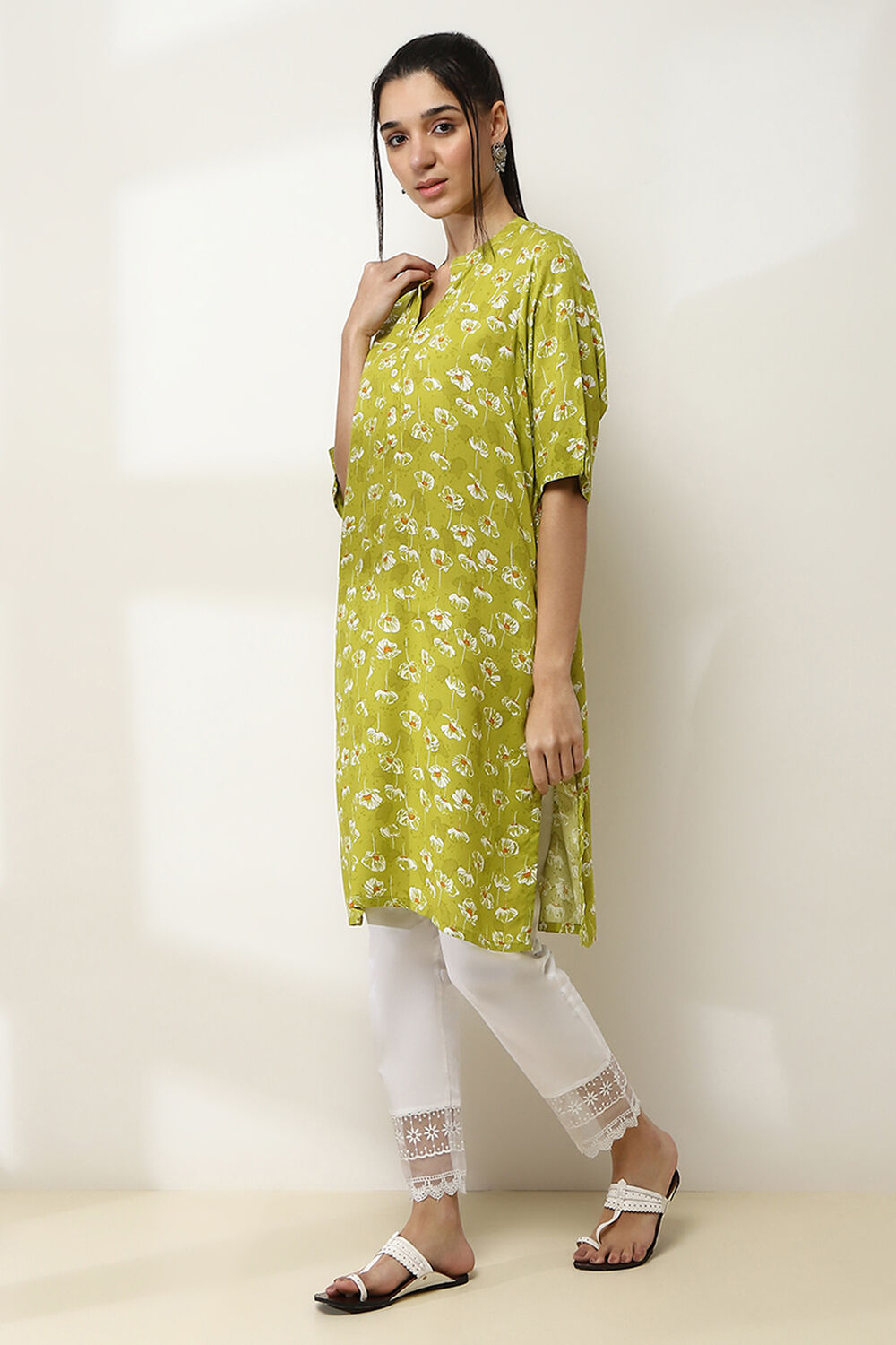 Green Floral Printed Straight Kurta image number 2
