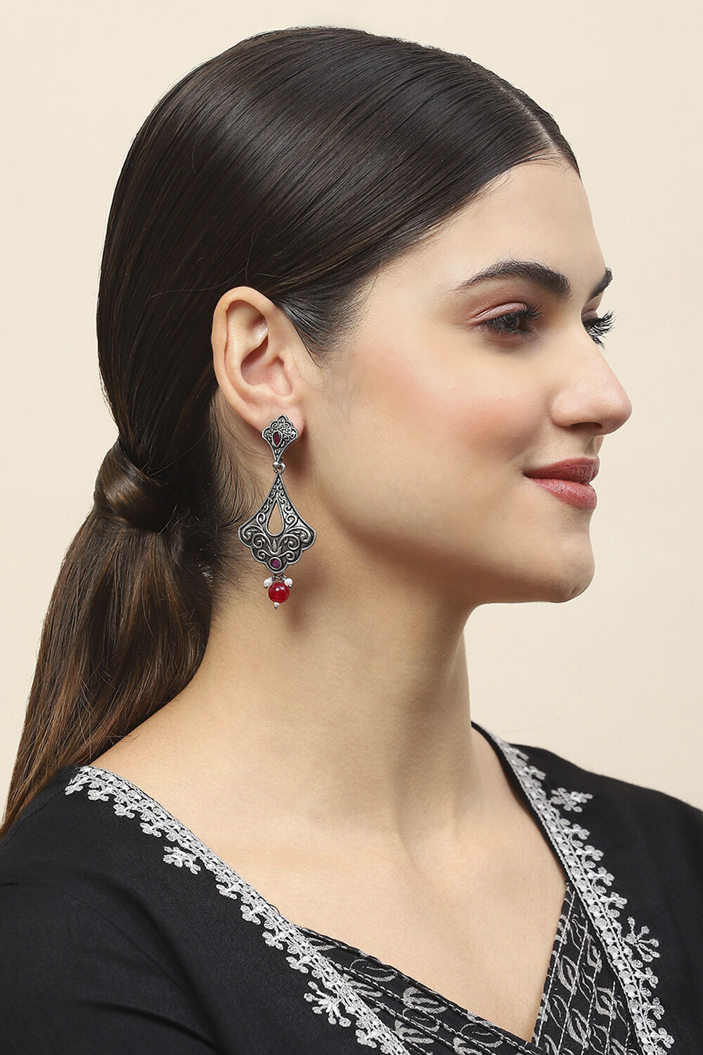 Red Oxidised Alloy Earrings image number 3