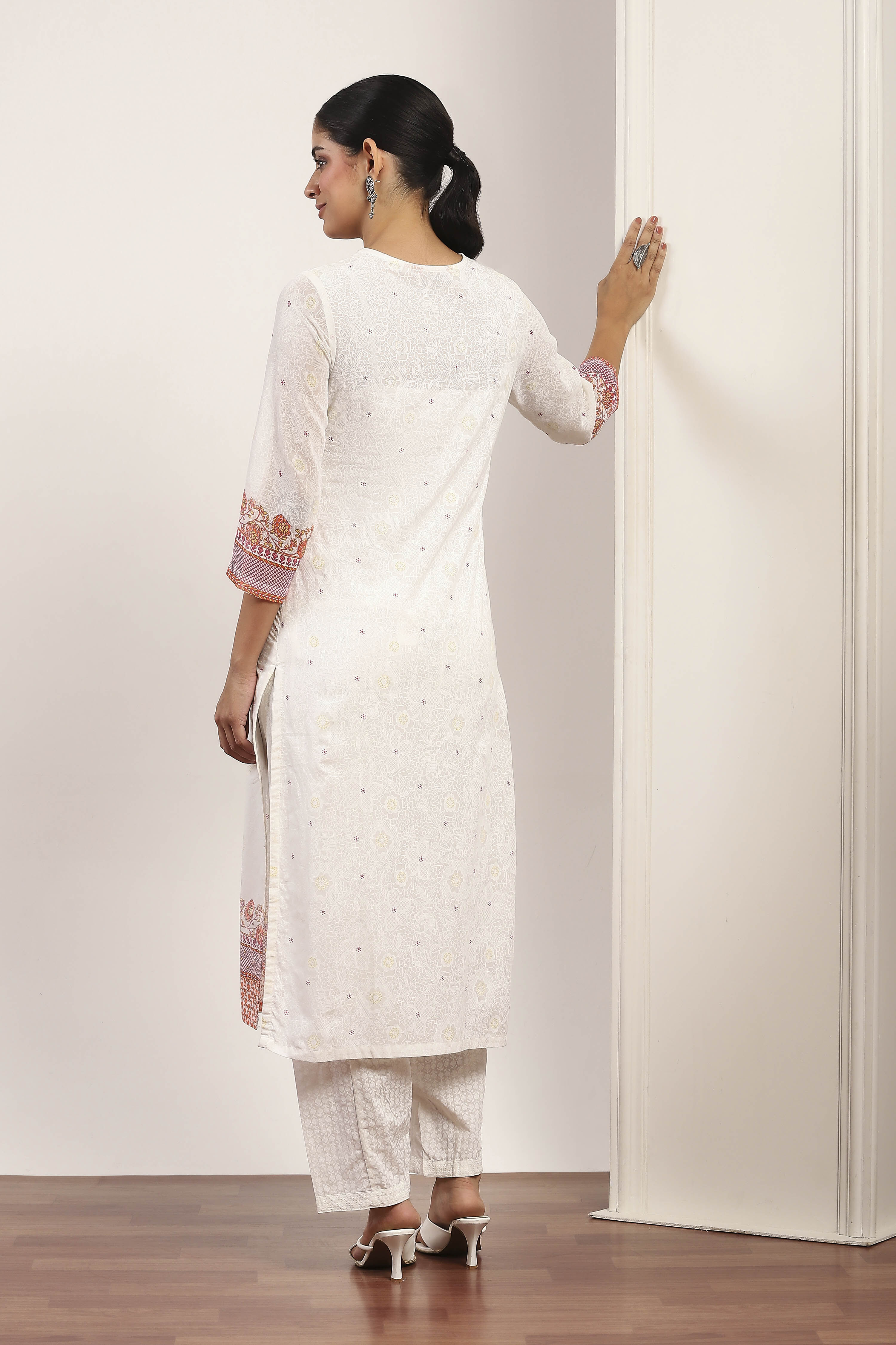 White  Straight Kurta Pants Set image number 4