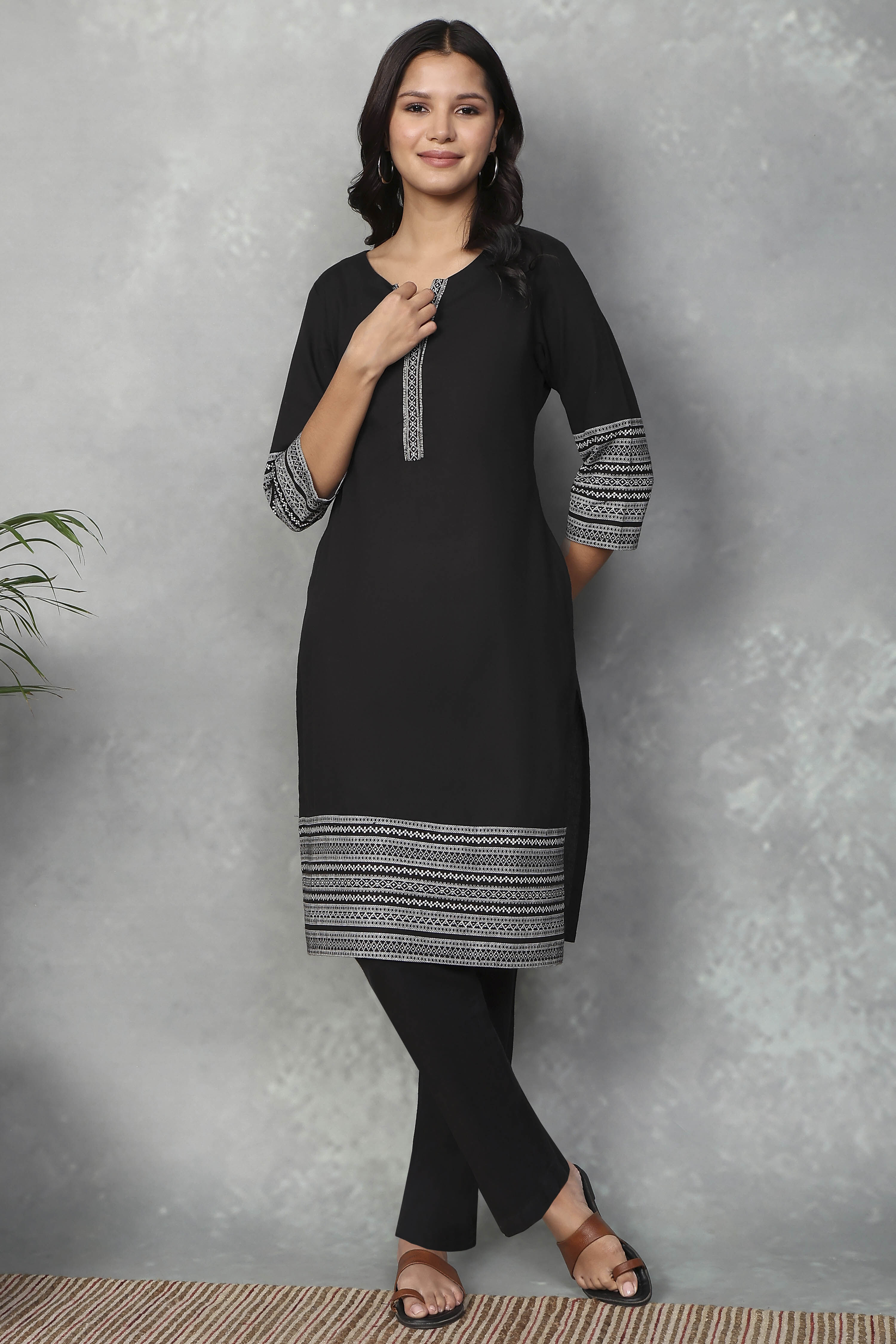 Black Cotton Blend Solid Straight Kurta image number 0