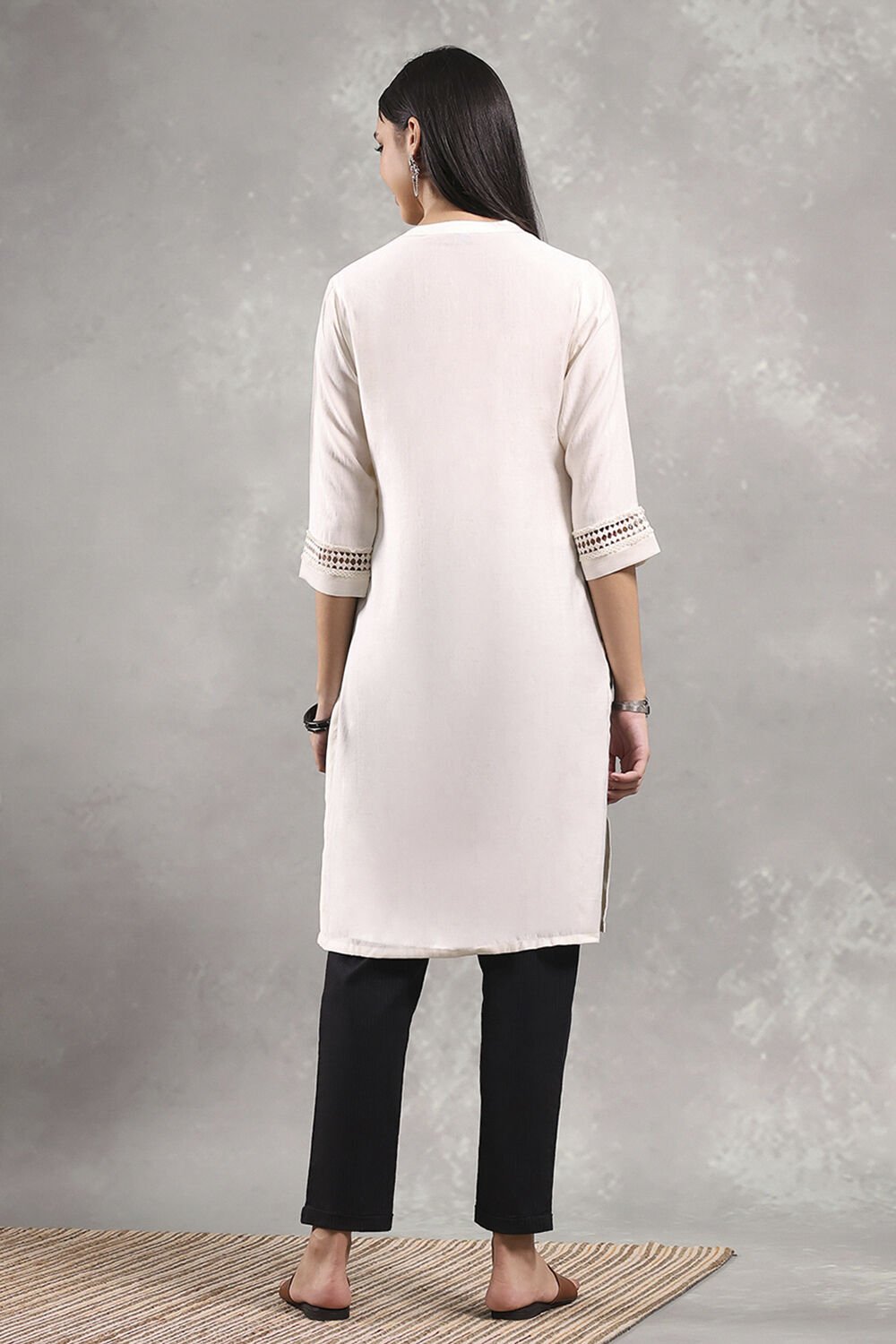 Off-White Solid Straight Kurta image number 3