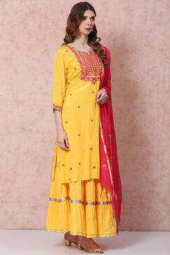 Yellow Straight Solid Suit Set image number 6