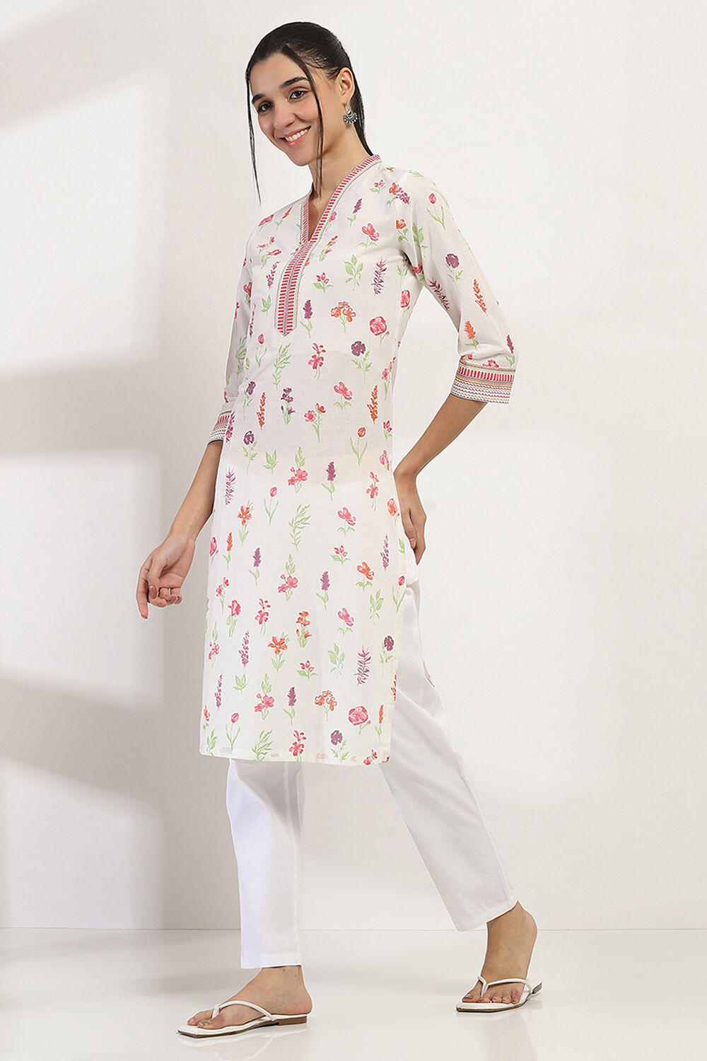 Off-White Cotton Floral Straight Kurta image number 2