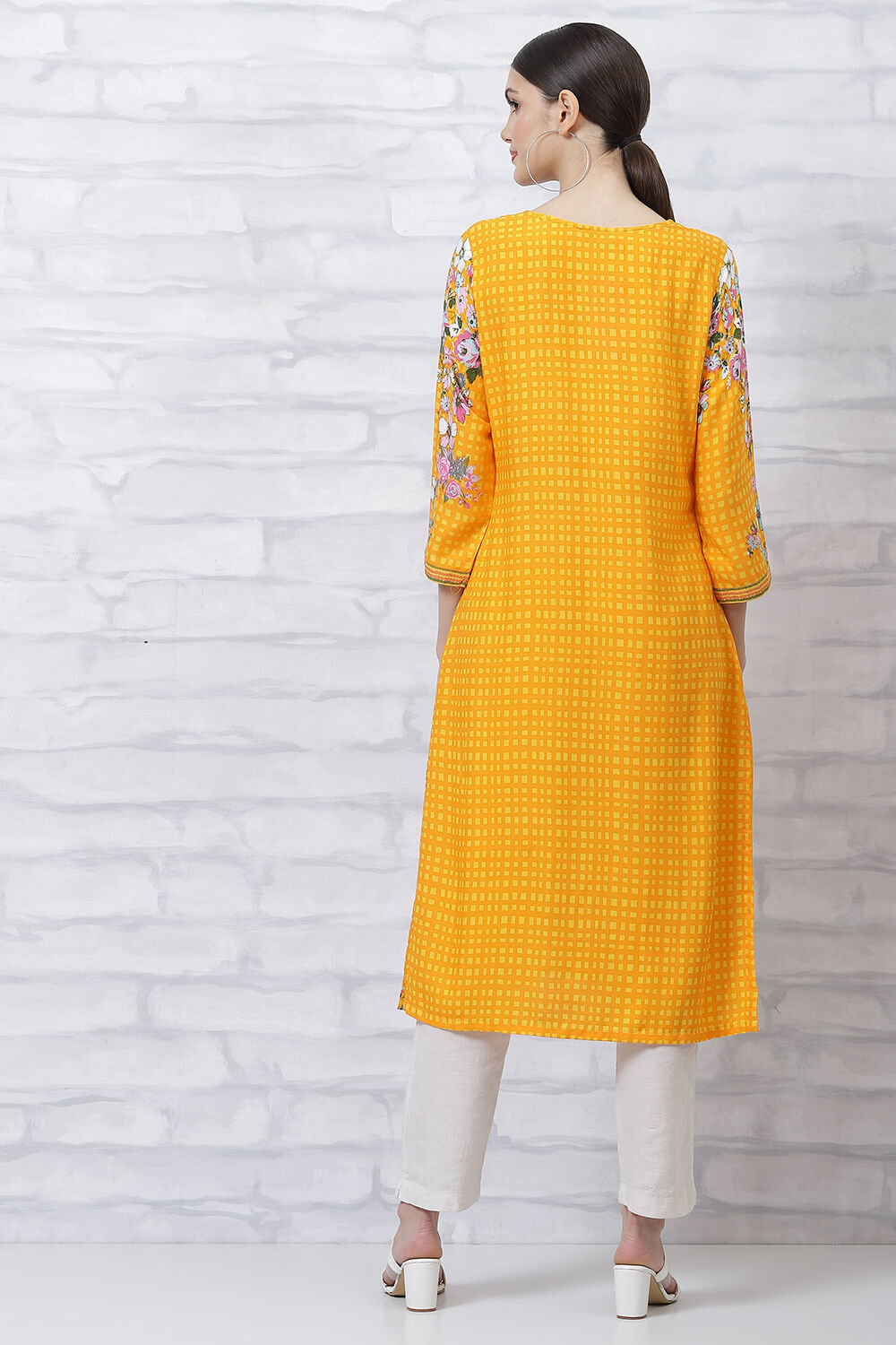 Yellow LIVA Straight Kurta image number 4