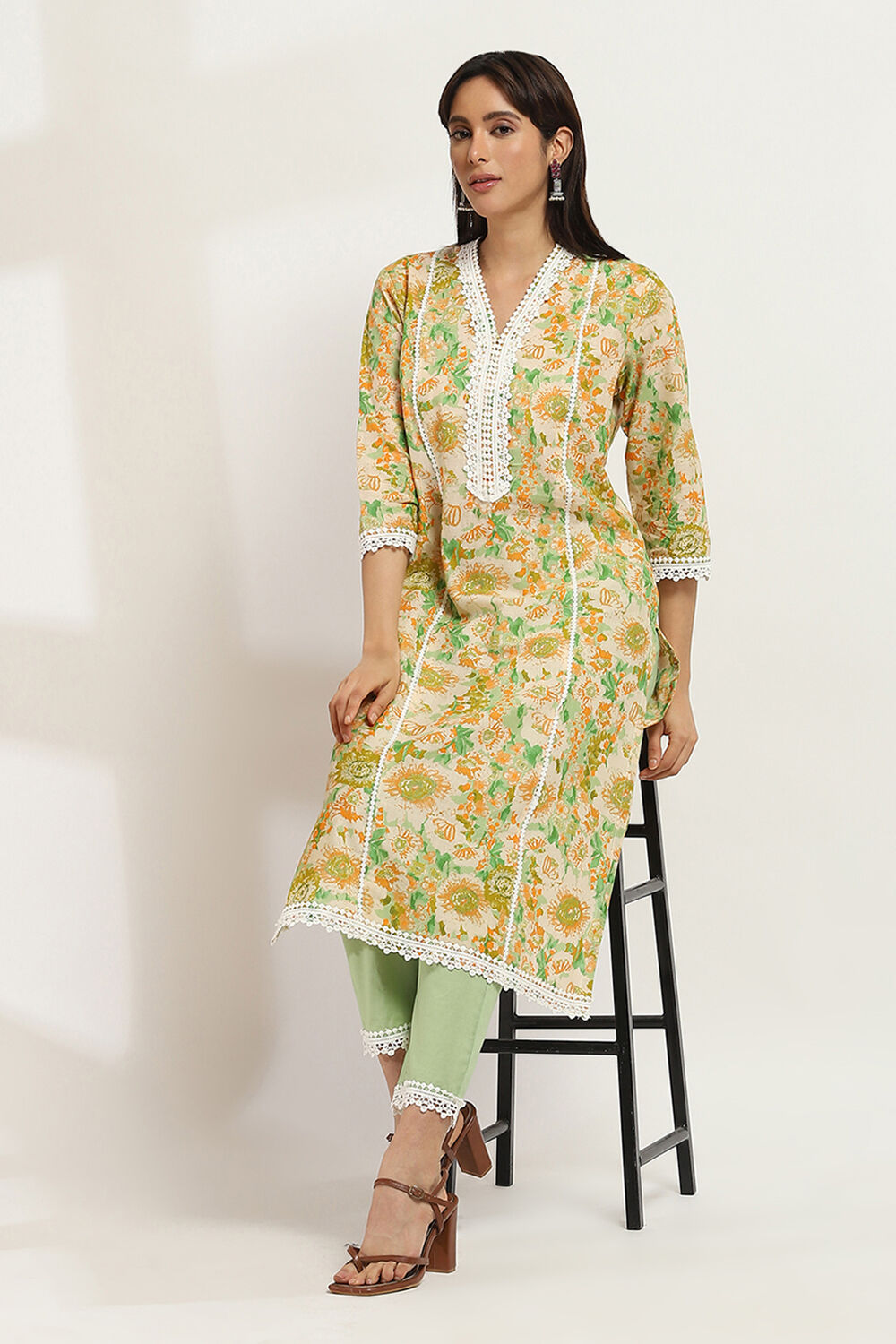 Green Cotton Floral Straight Kurta Set image number 0