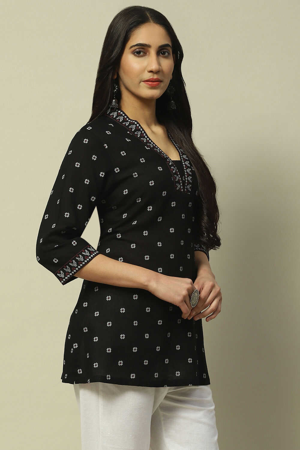 Off-White Geometric Printed Straight Indie Top image number 4