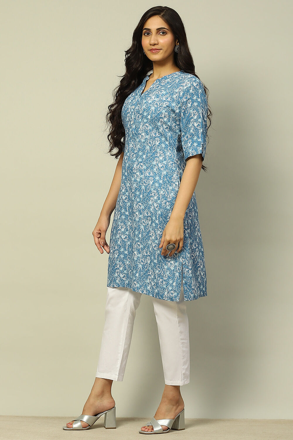 Blue and White Floral Printed Straight Kurta image number 2