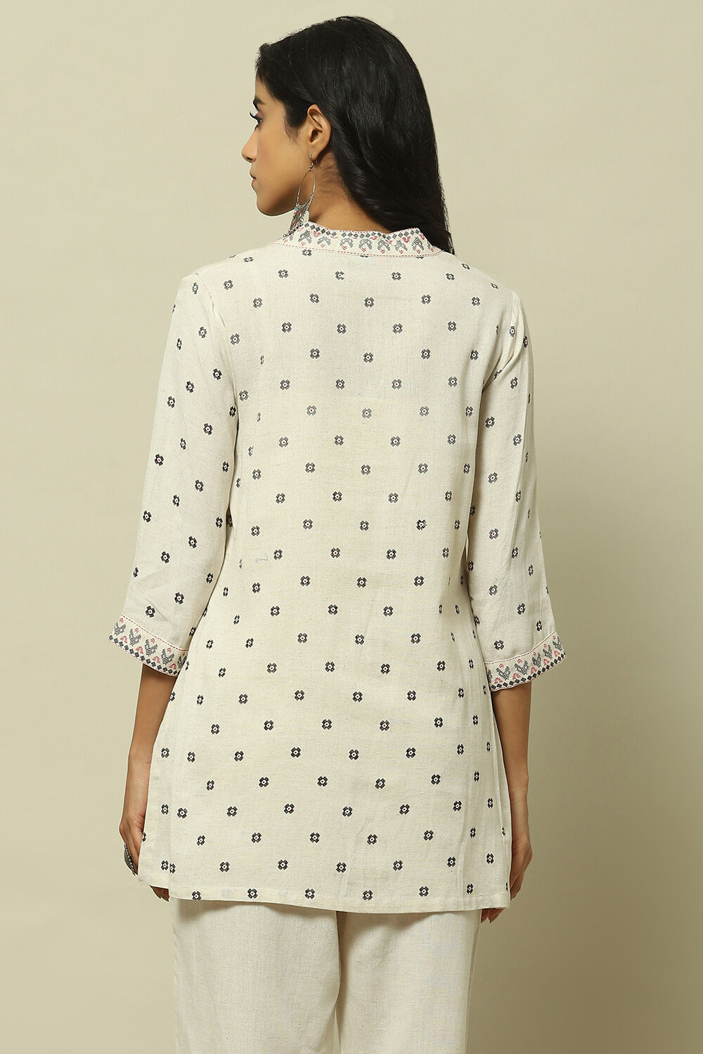 Off-White Geometric Printed Straight Indie Top image number 3