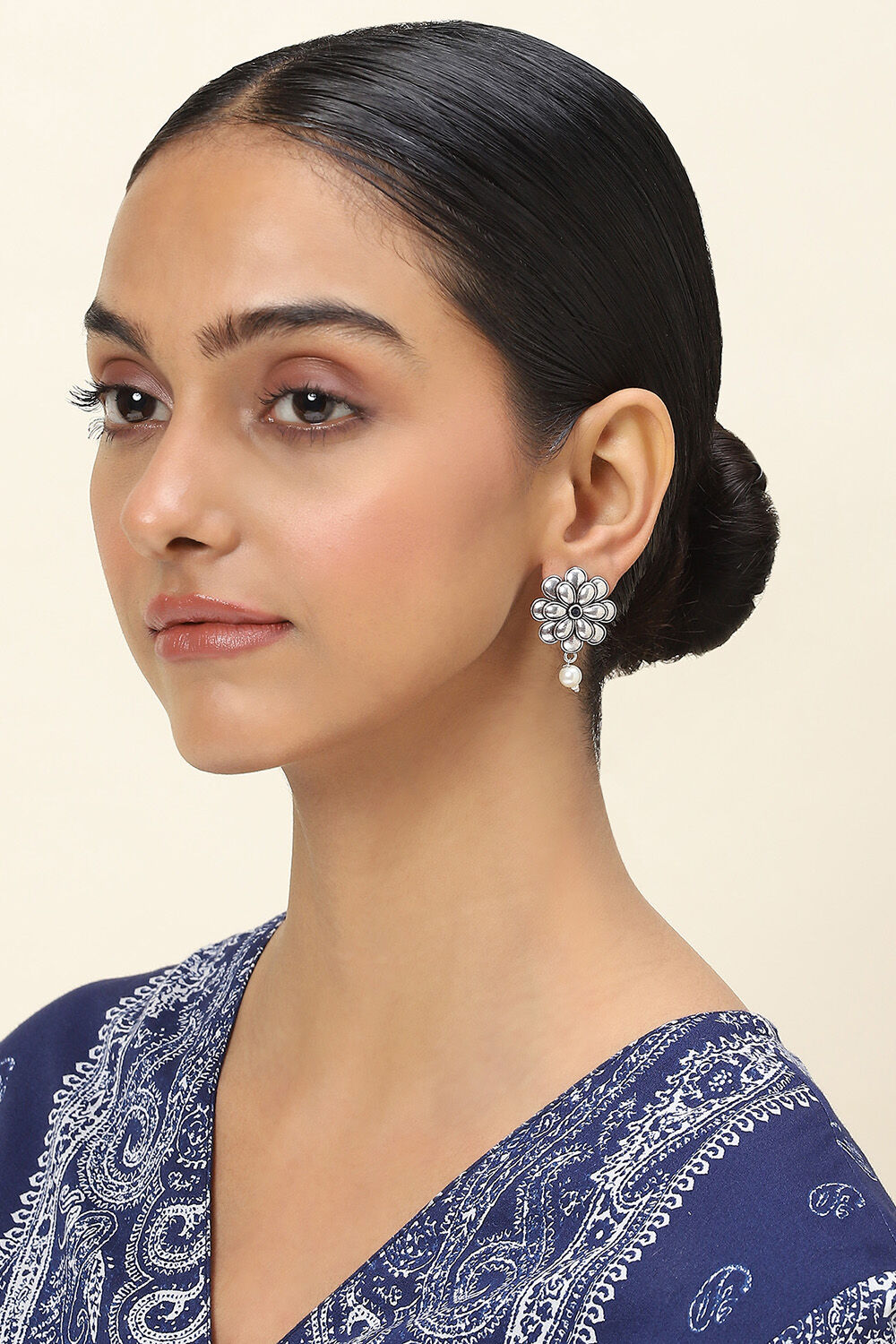 Oxidised Alloy Studs image number 3