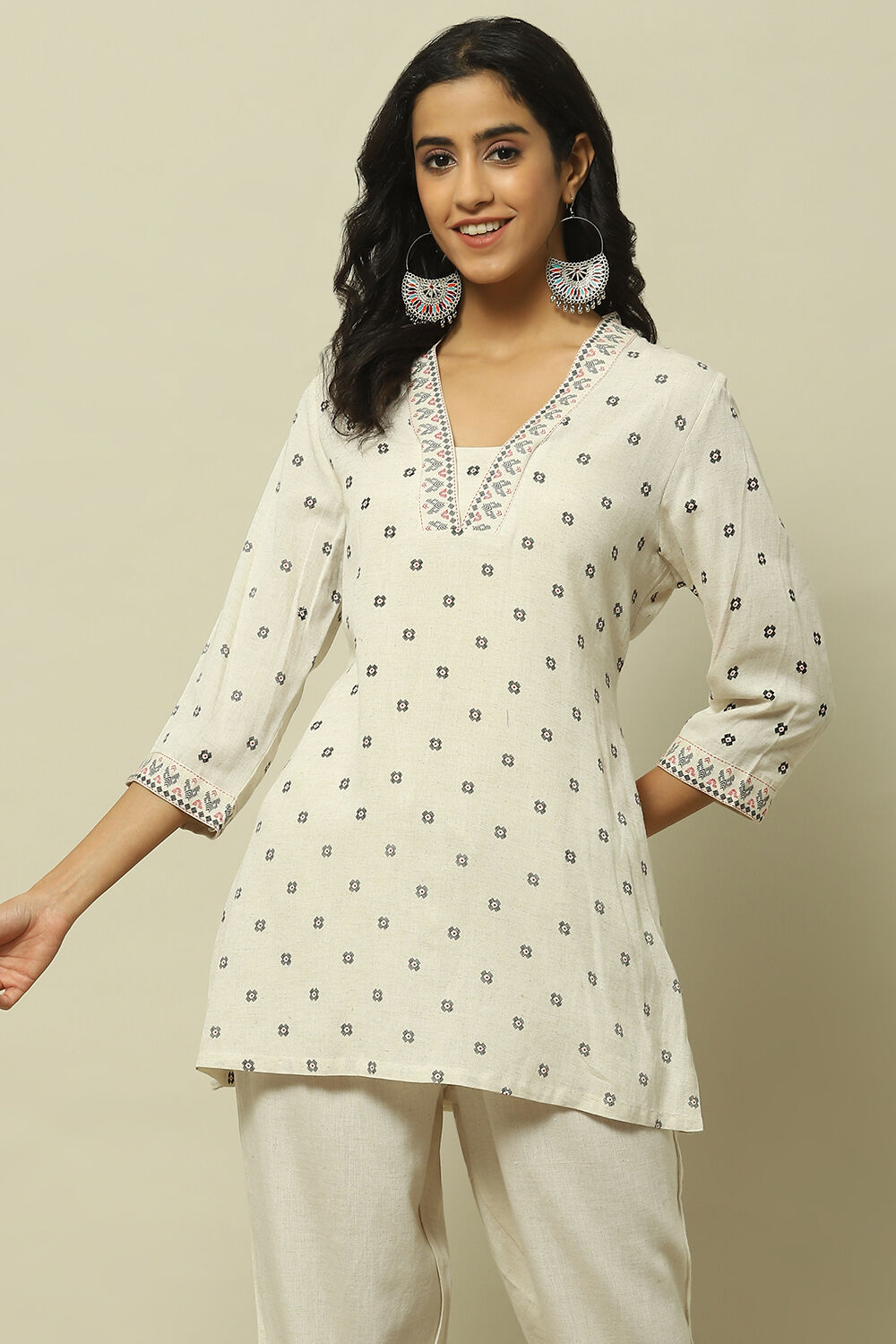 Off-White Geometric Printed Straight Indie Top image number 5