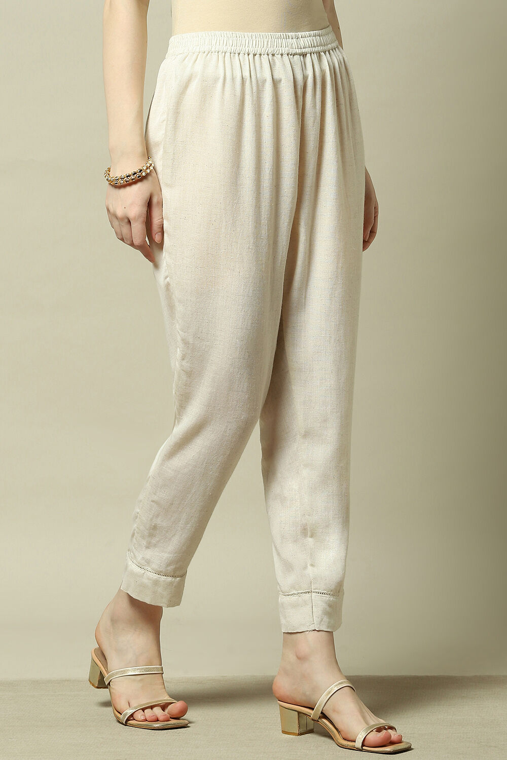 Off-White Cotton Solid Straight Fit Pants image number 3