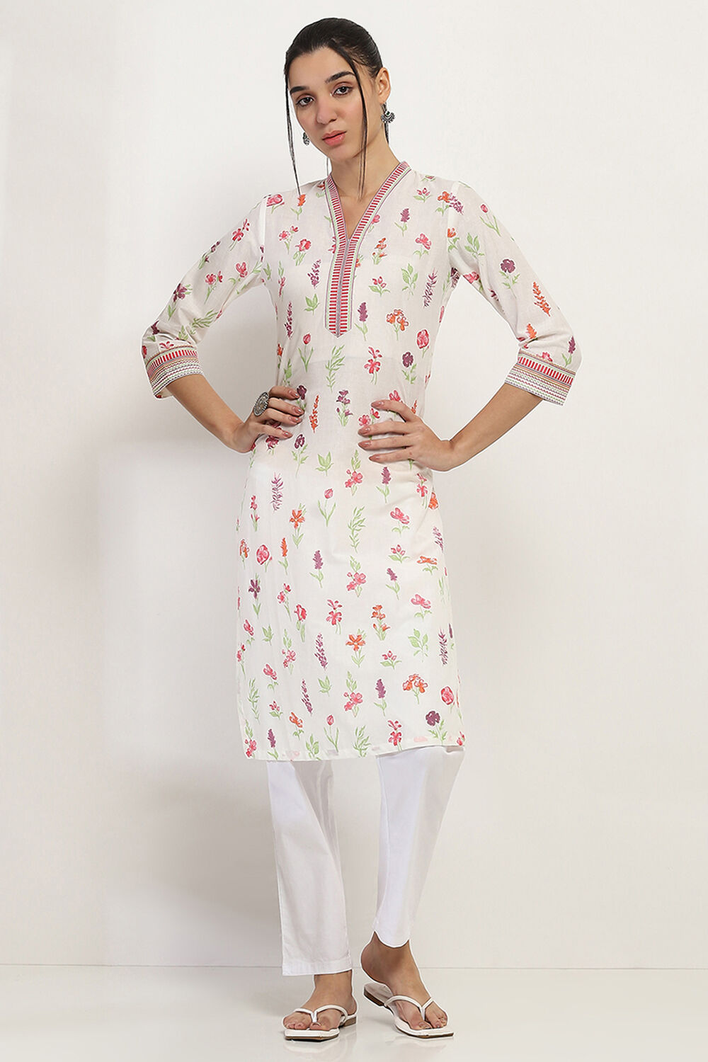 Off-White Cotton Floral Straight Kurta image number 5