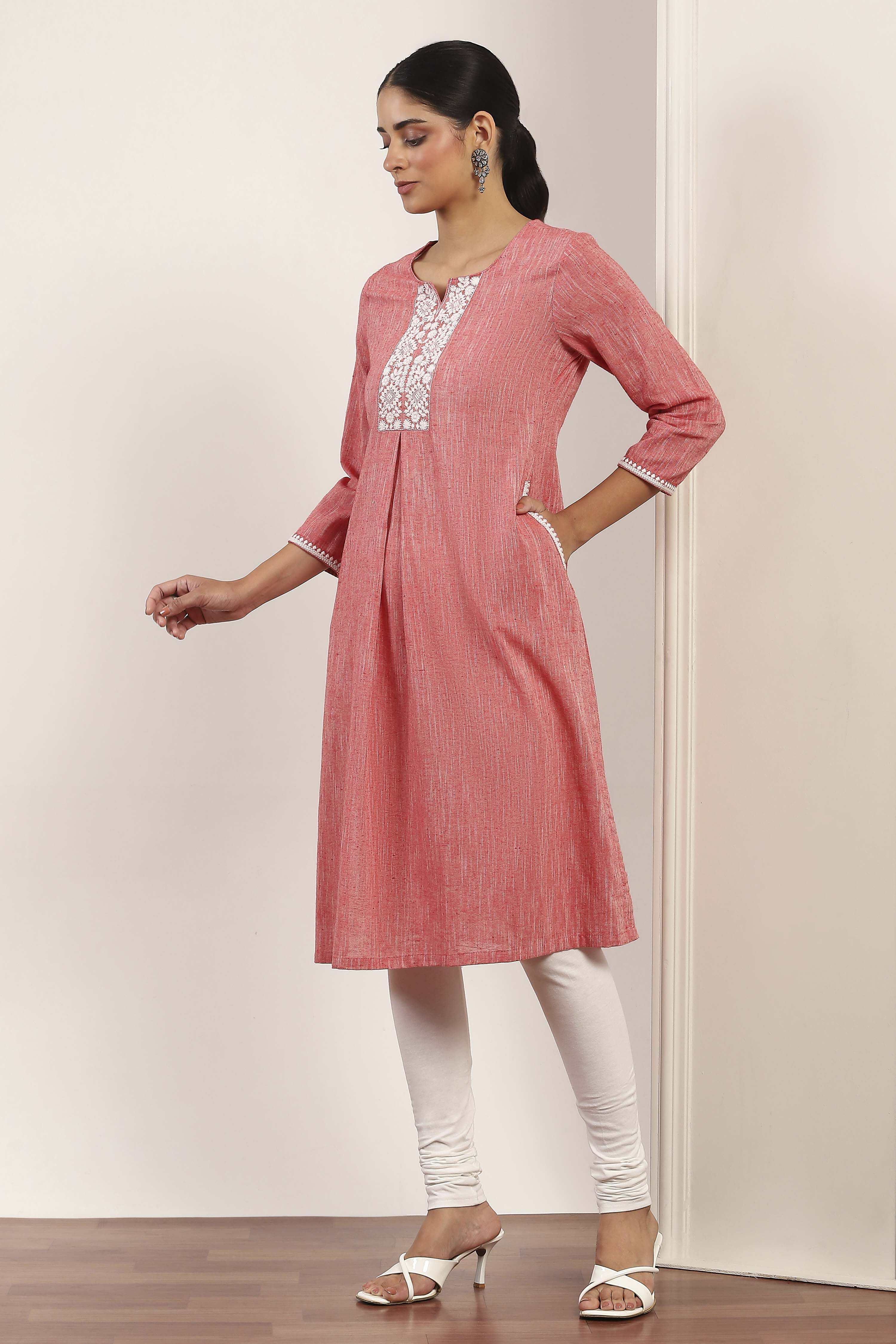 Red Cotton Blend Straight Kurta Pants Set image number 3