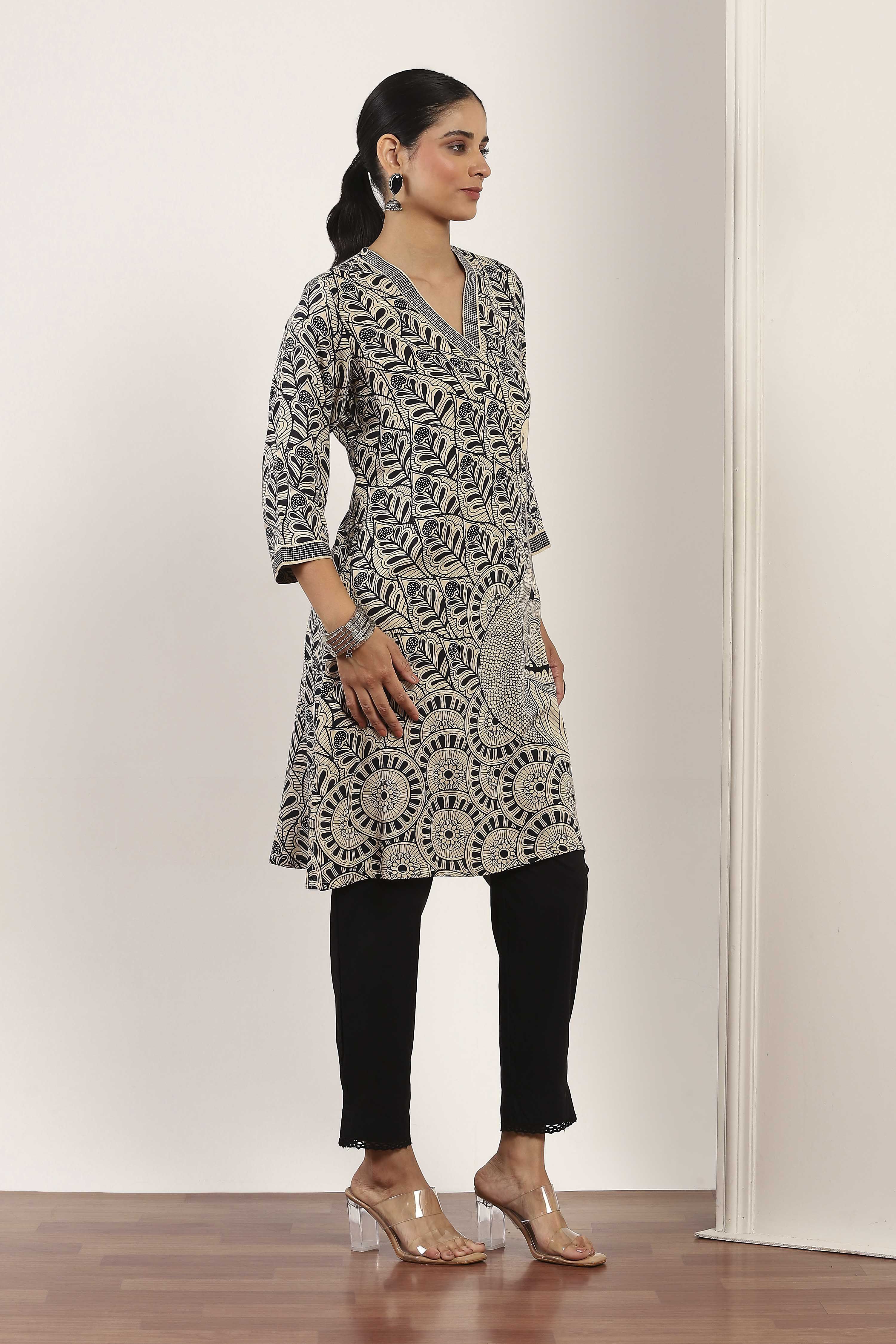 Beige Rayon Straight Kurtas image number 4