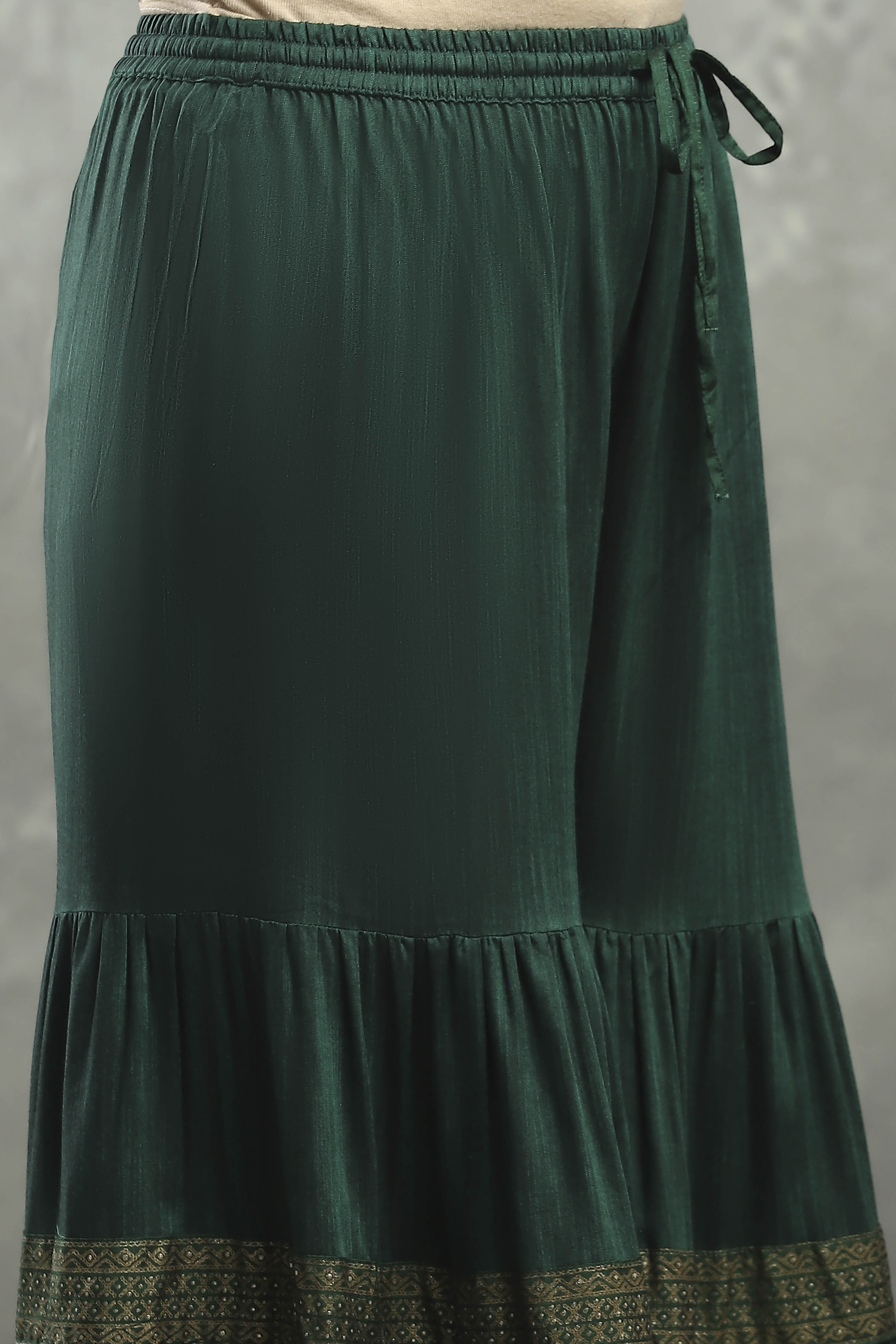 Green Viscose Straight Kurta Pants Set image number 2
