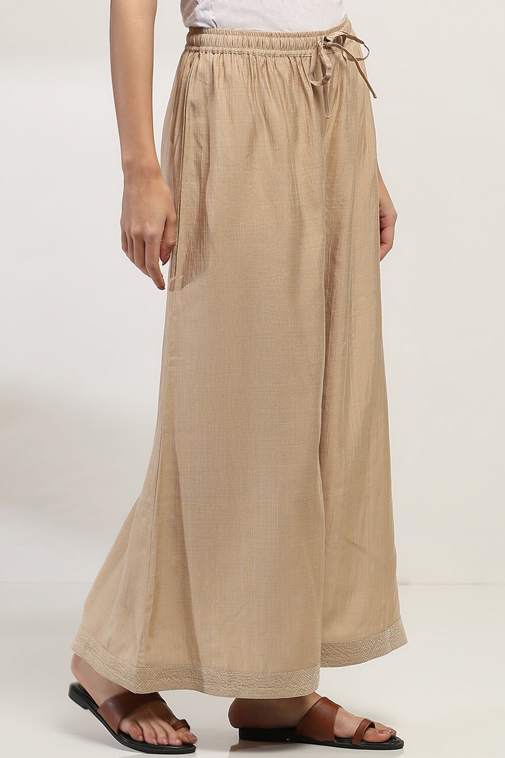 Gold-Toned Solid Flared Palazzos image number 3