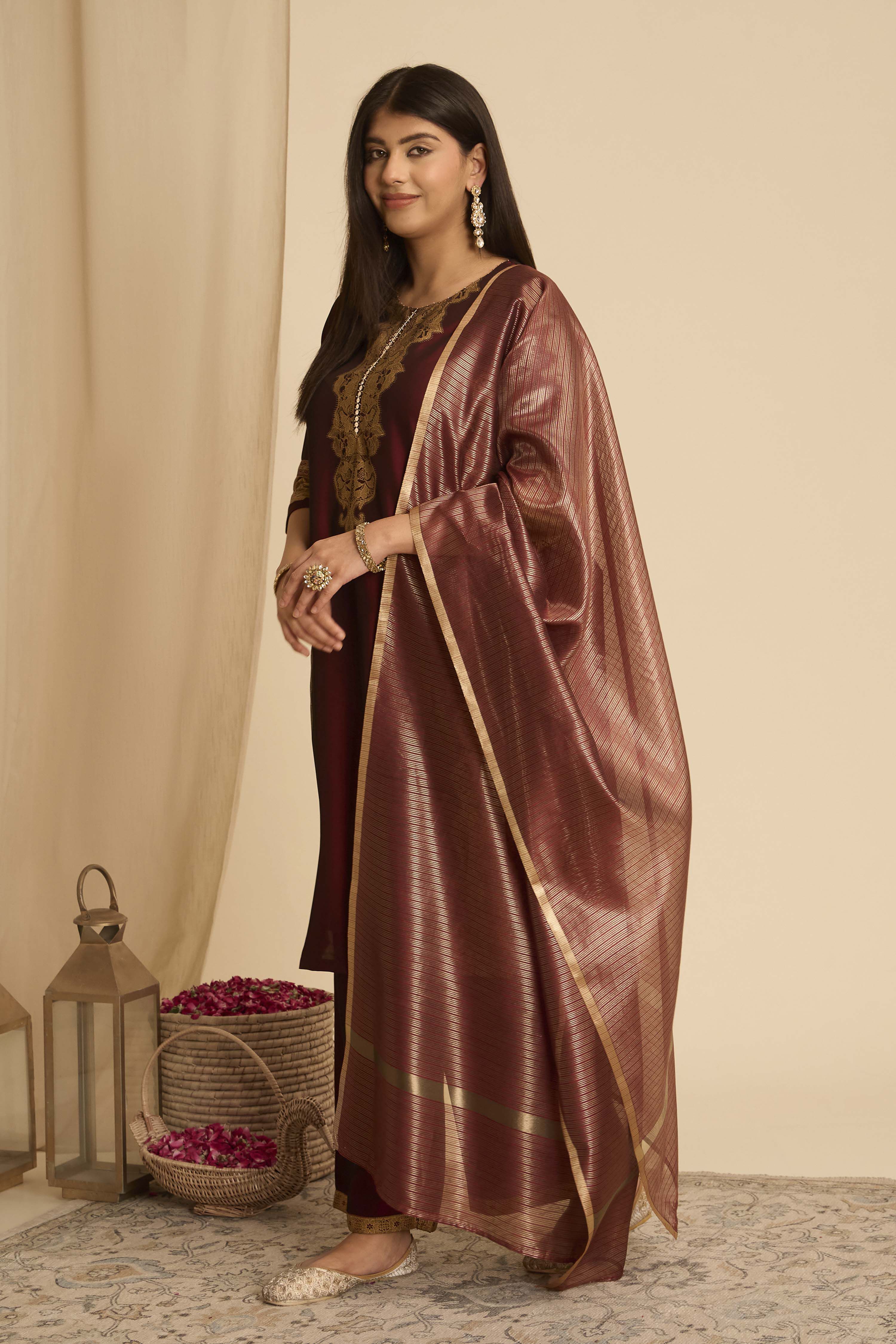Maroon  Regular Solid Dupatta image number 1