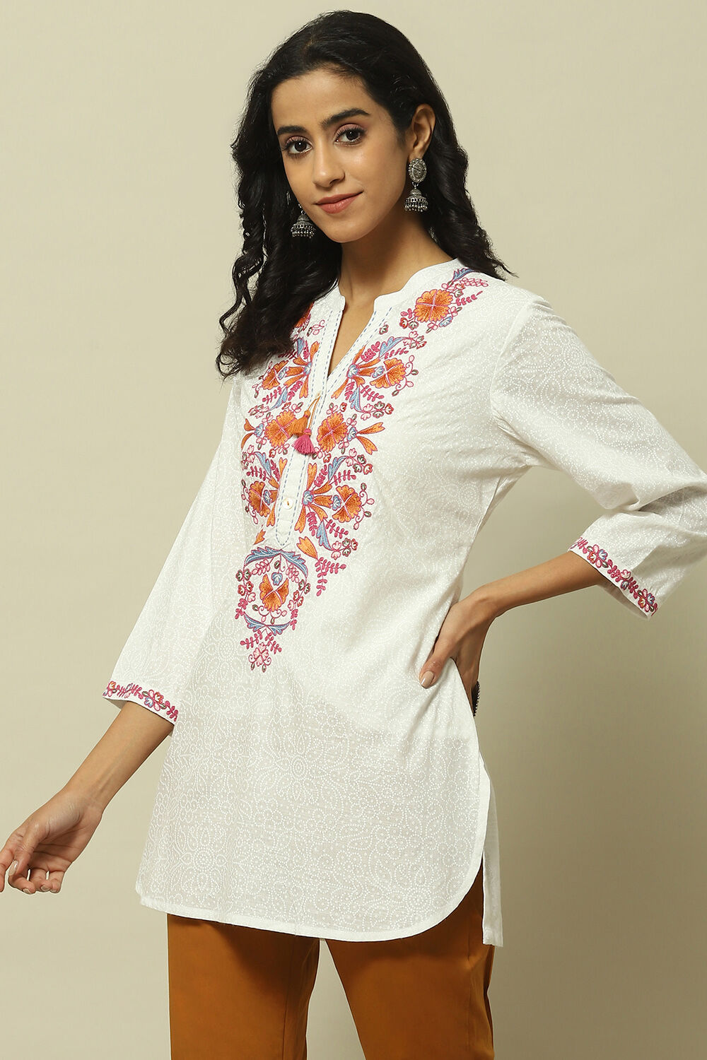 White Printed Floral Detail Straight Indie Top image number 2