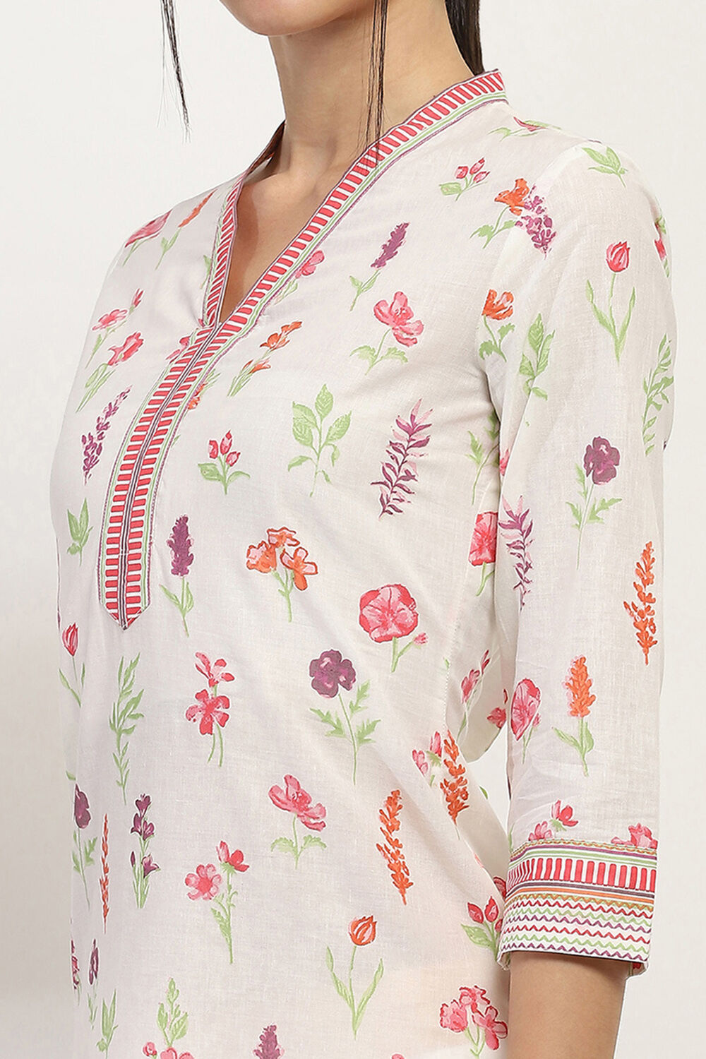 Off-White Cotton Floral Straight Kurta image number 1