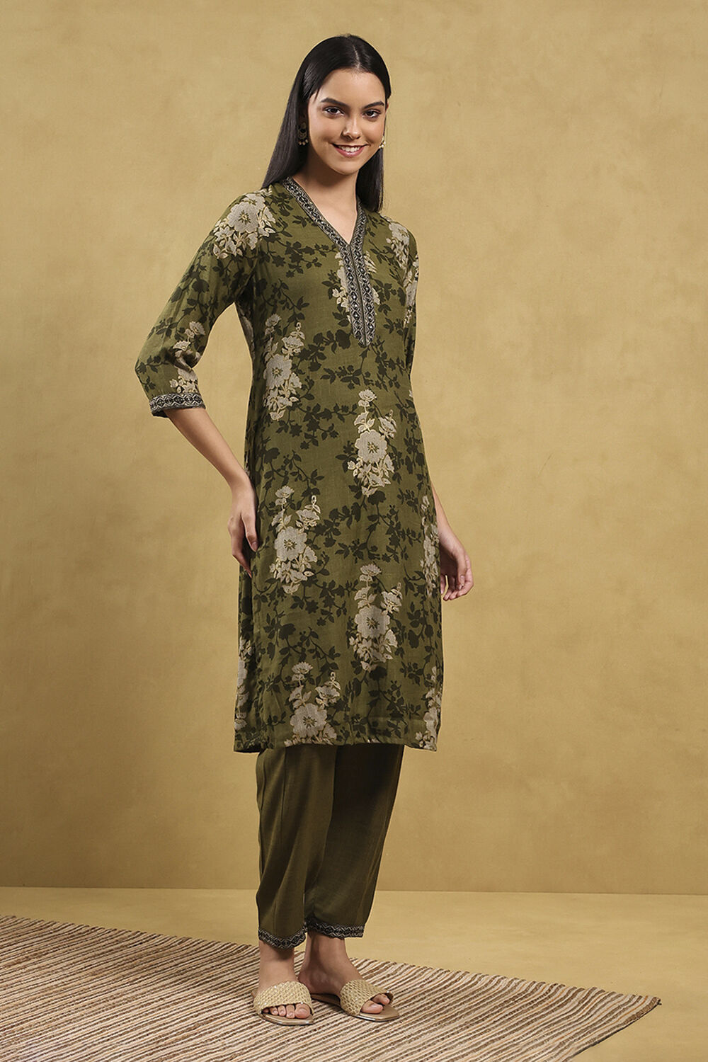 Green Viscose Blend Printed Straight Kurta Pants Set image number 5