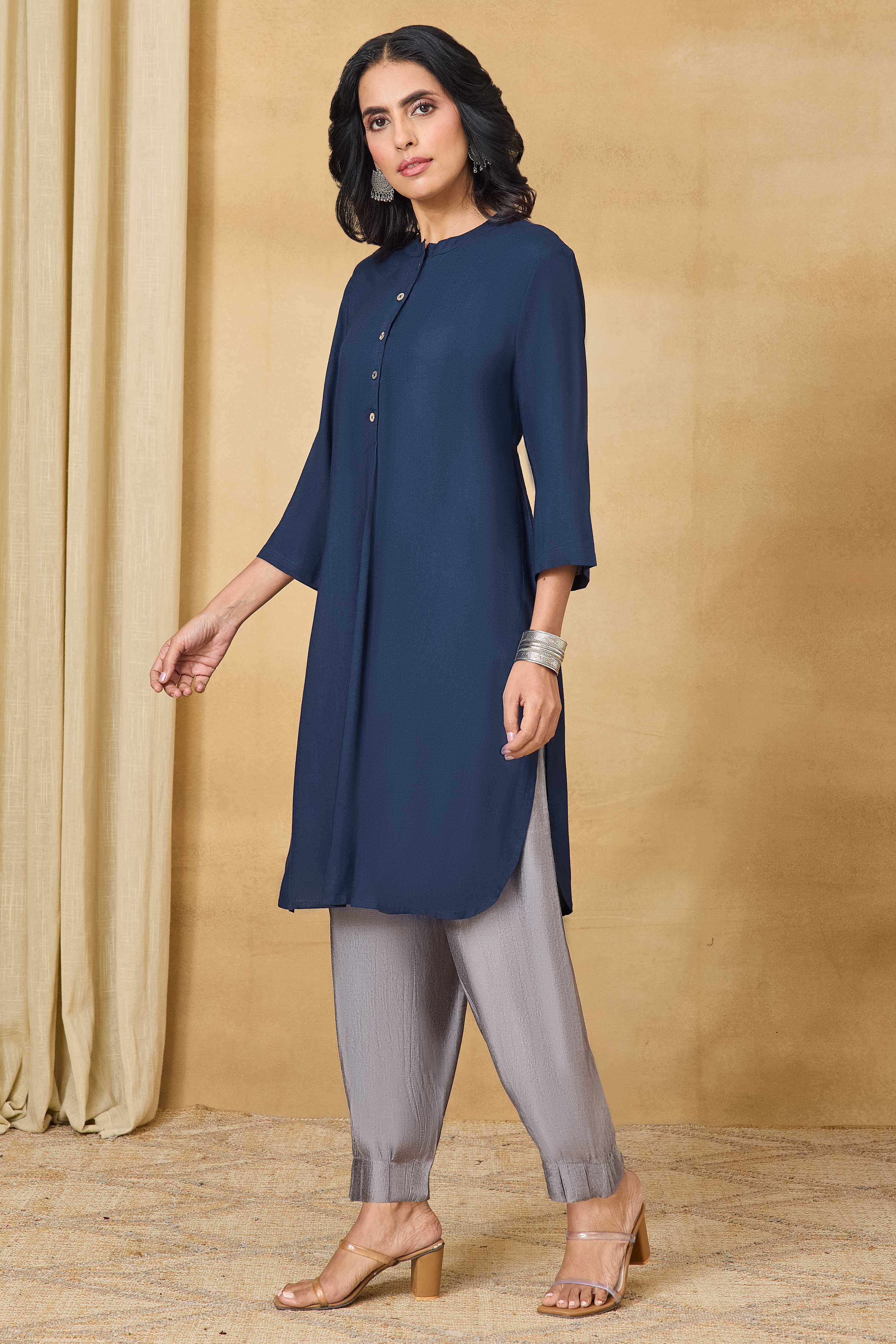 Maroon Solid Straight Viscose Blend Kurta image number 3
