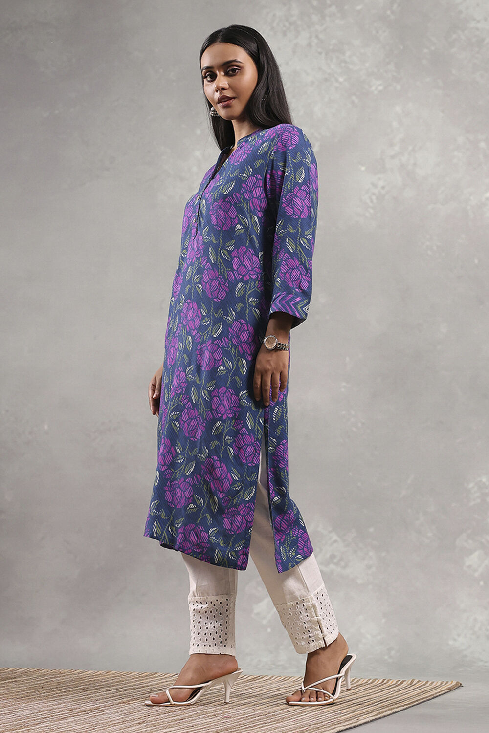 Blue Floral Printed Straight Kurta image number 2
