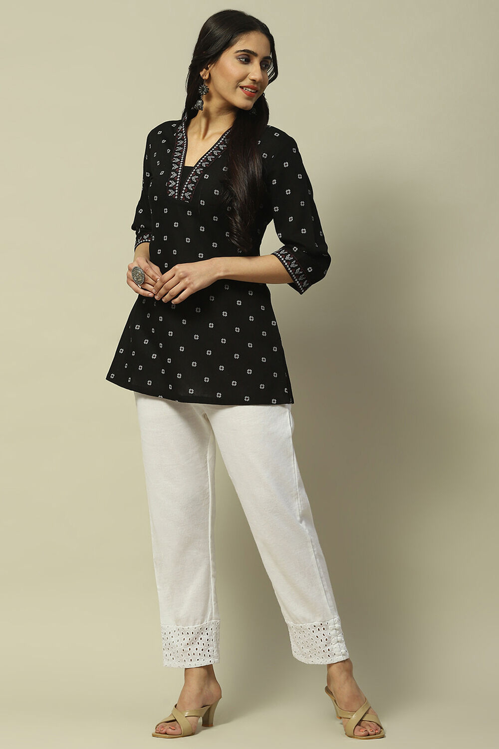 Off-White Geometric Printed Straight Indie Top image number 0