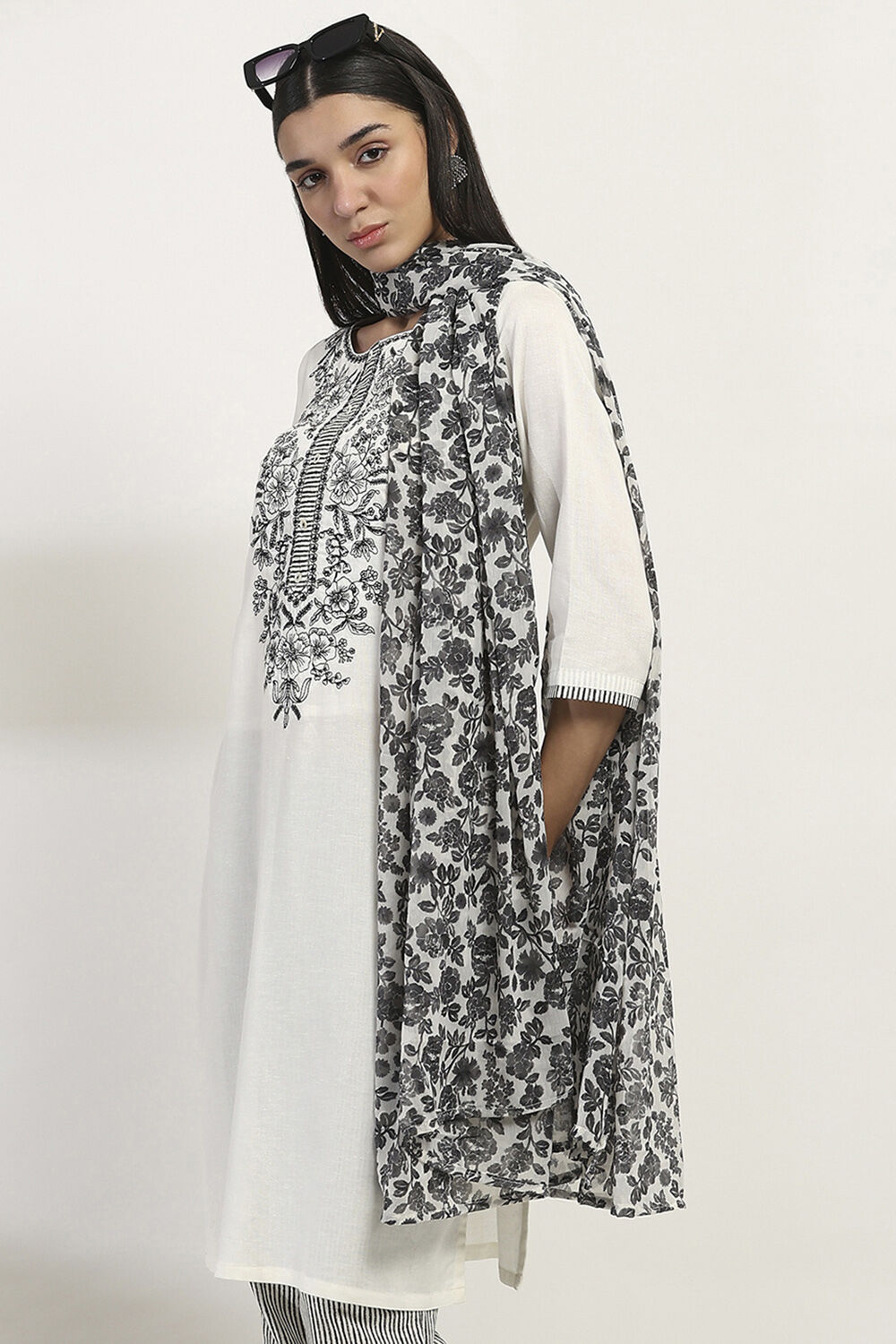 White and Black Printed Straight Suit Set image number 7