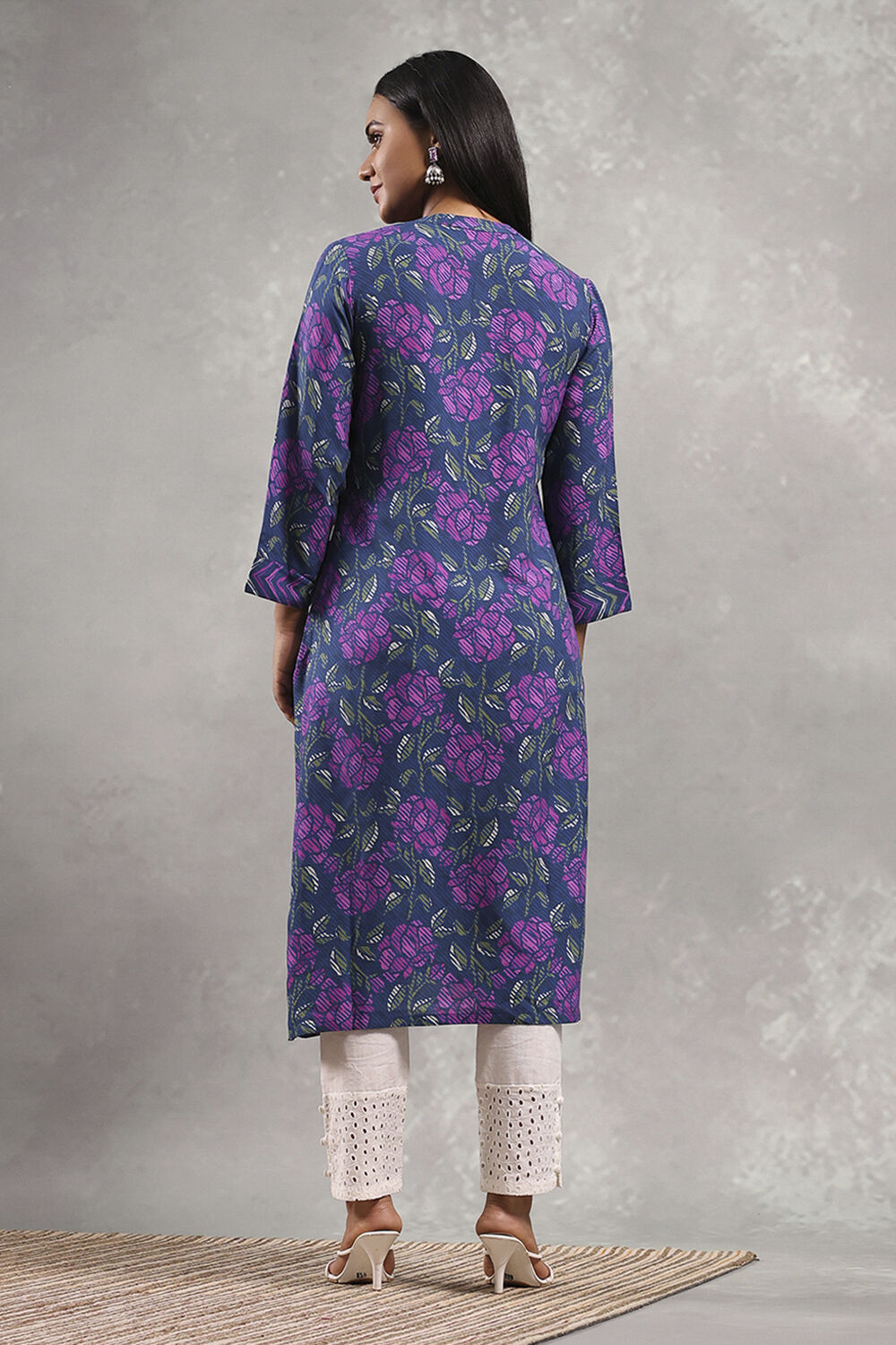 Blue Floral Printed Straight Kurta image number 3