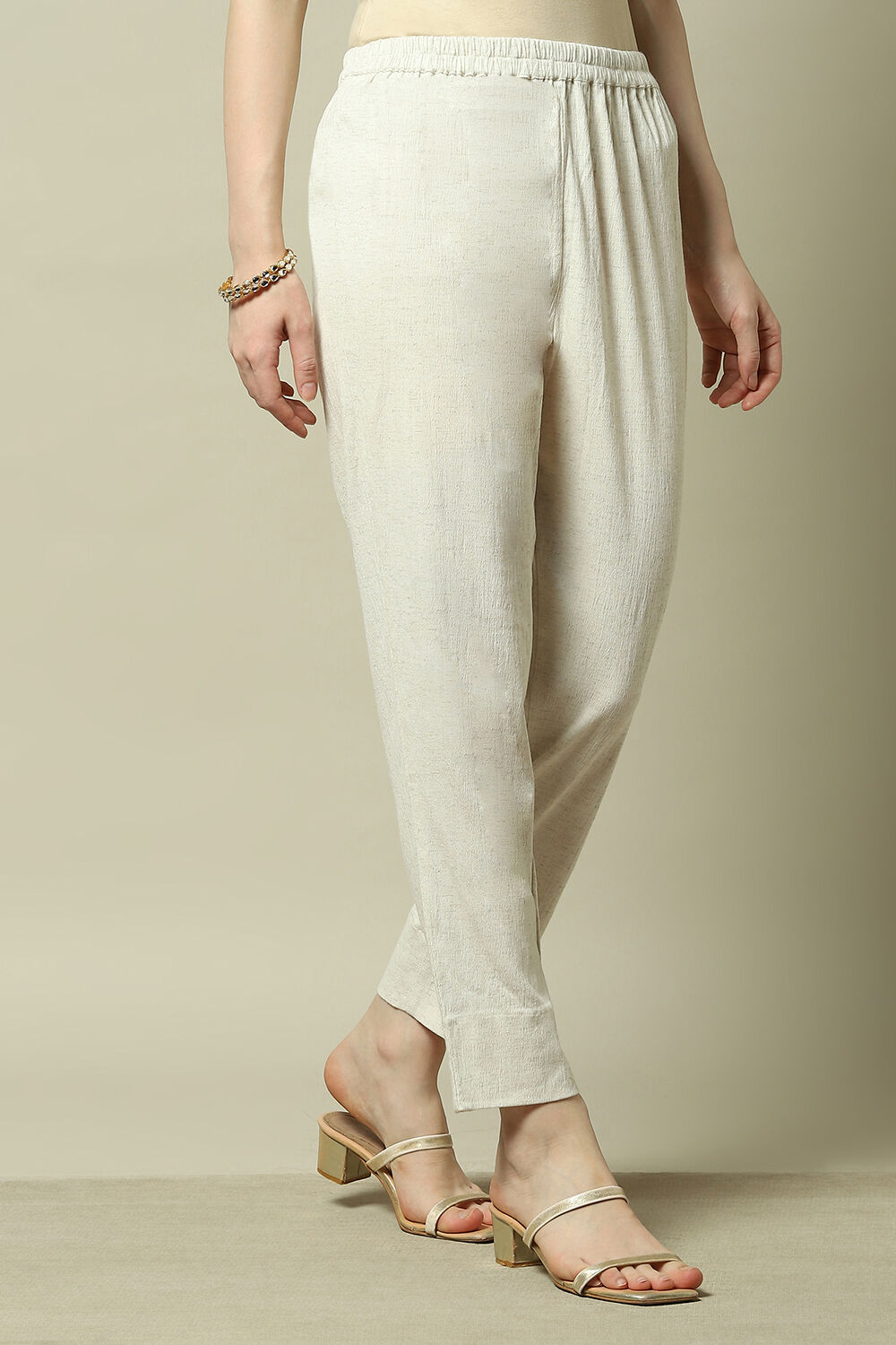 Off-White Solid Slim Fit Pants image number 3