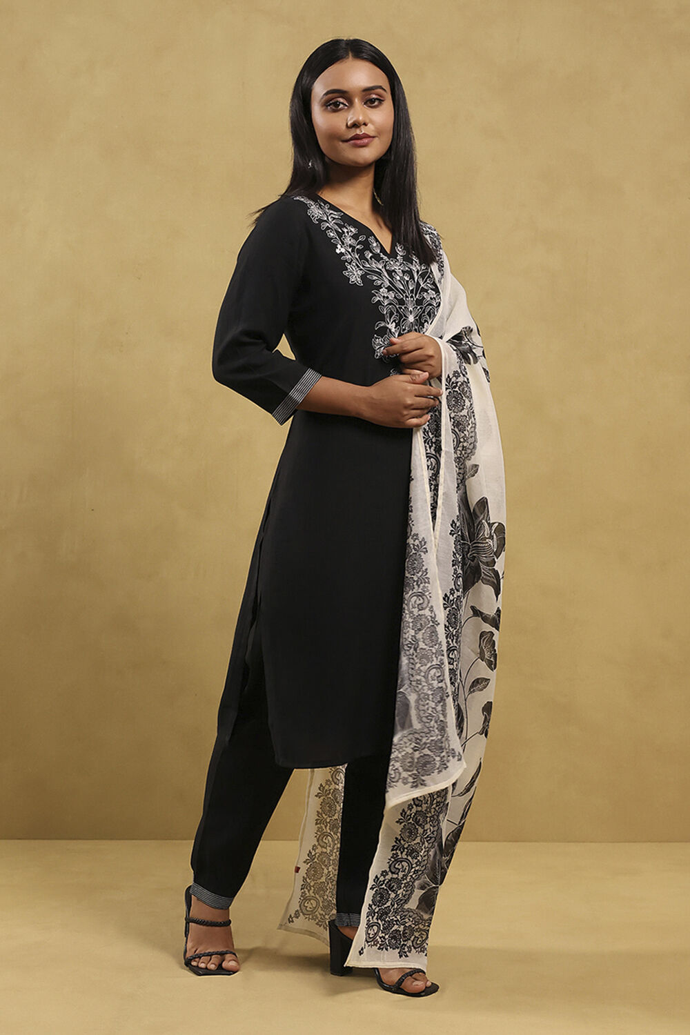 Black Viscose Blend Solid Straight Suit Set image number 5