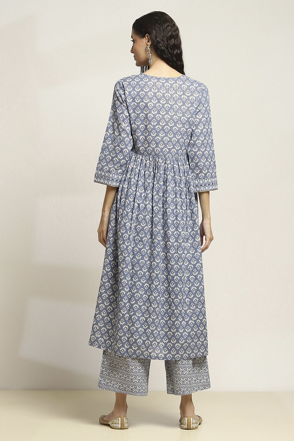 Grey Cotton Gathered Suit Set With Dupatta image number 4