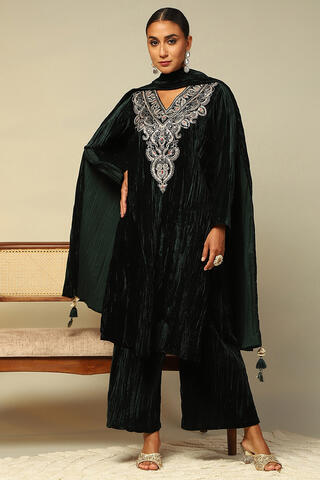 Rangriti Green Poly Velvet Straight Solid Kurta Palazzo Suit Set in Green