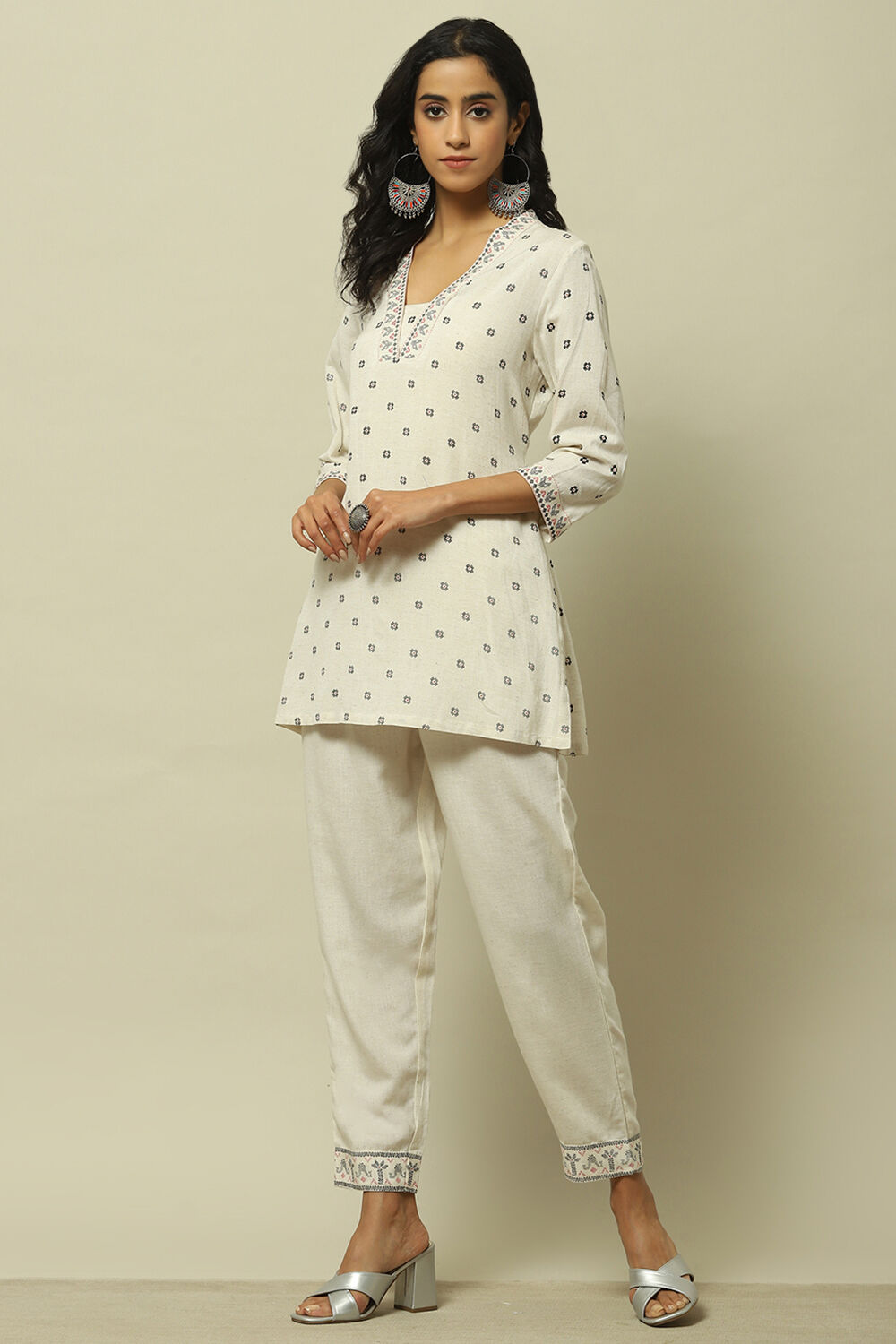 Off-White Geometric Printed Straight Indie Top image number 0