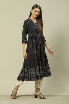 Black LIVA Tiered Printed Dress image number 4