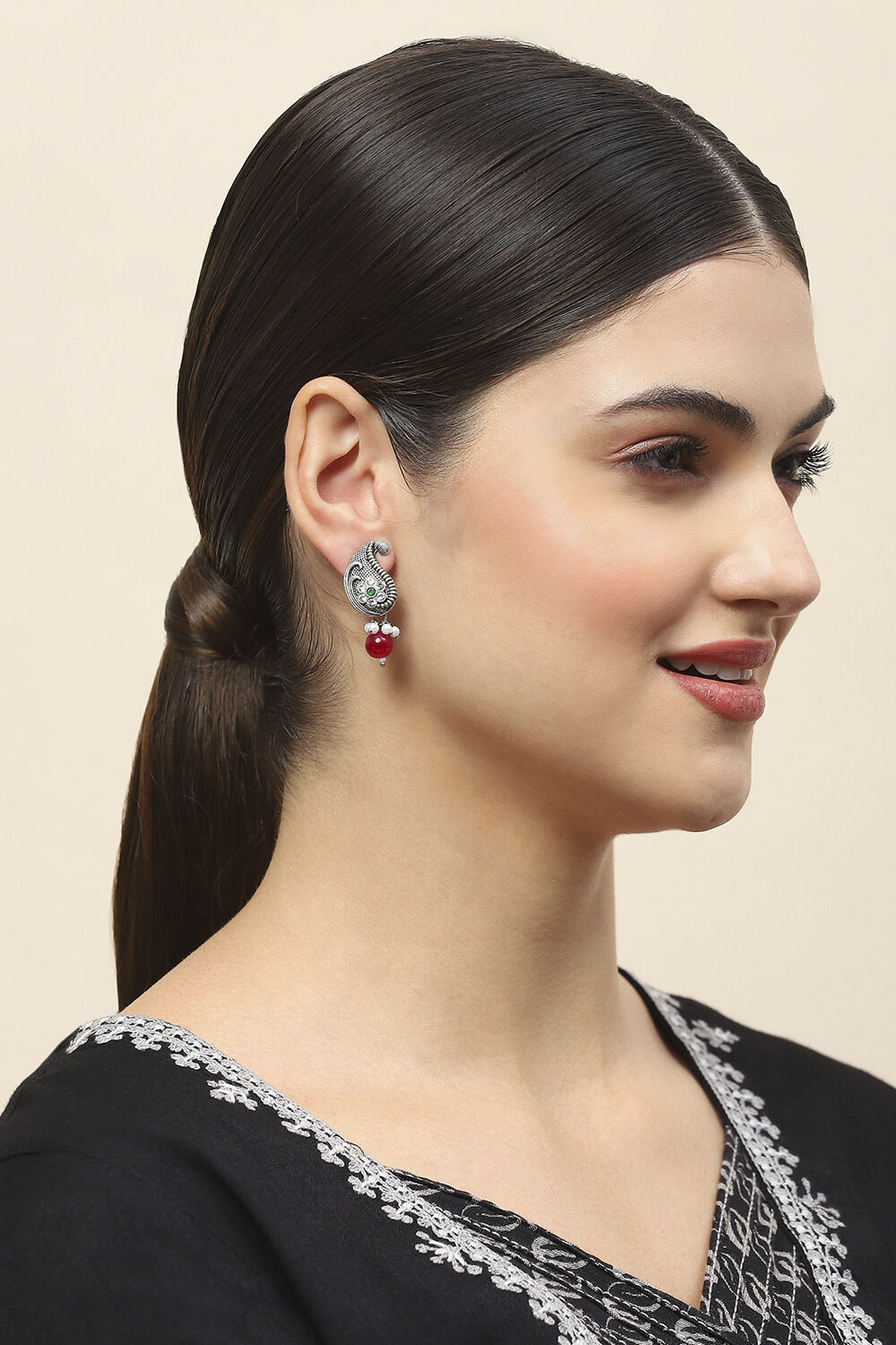 Red Oxidised Alloy Earrings image number 3