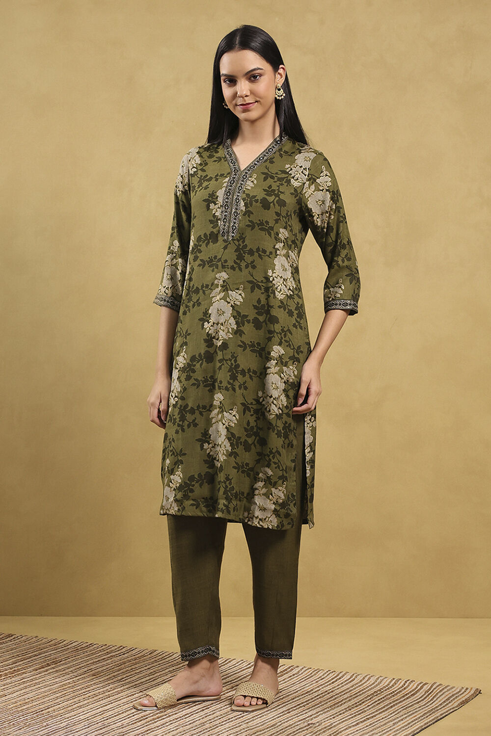 Green Viscose Blend Printed Straight Kurta Pants Set image number 3