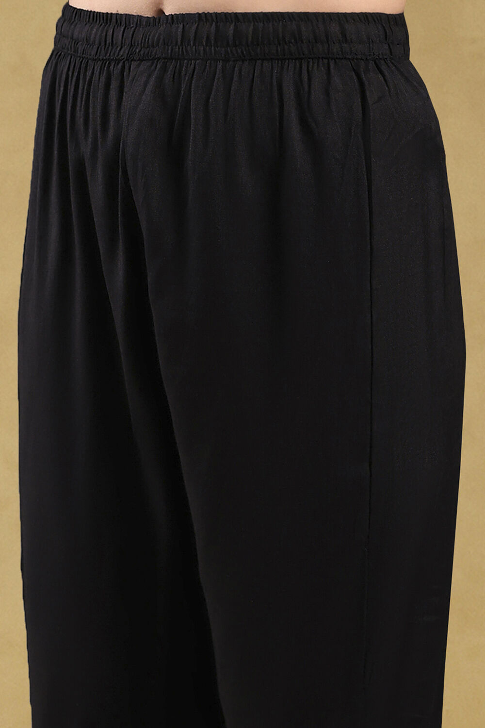 Black Viscose Blend Solid Straight Suit Set image number 2