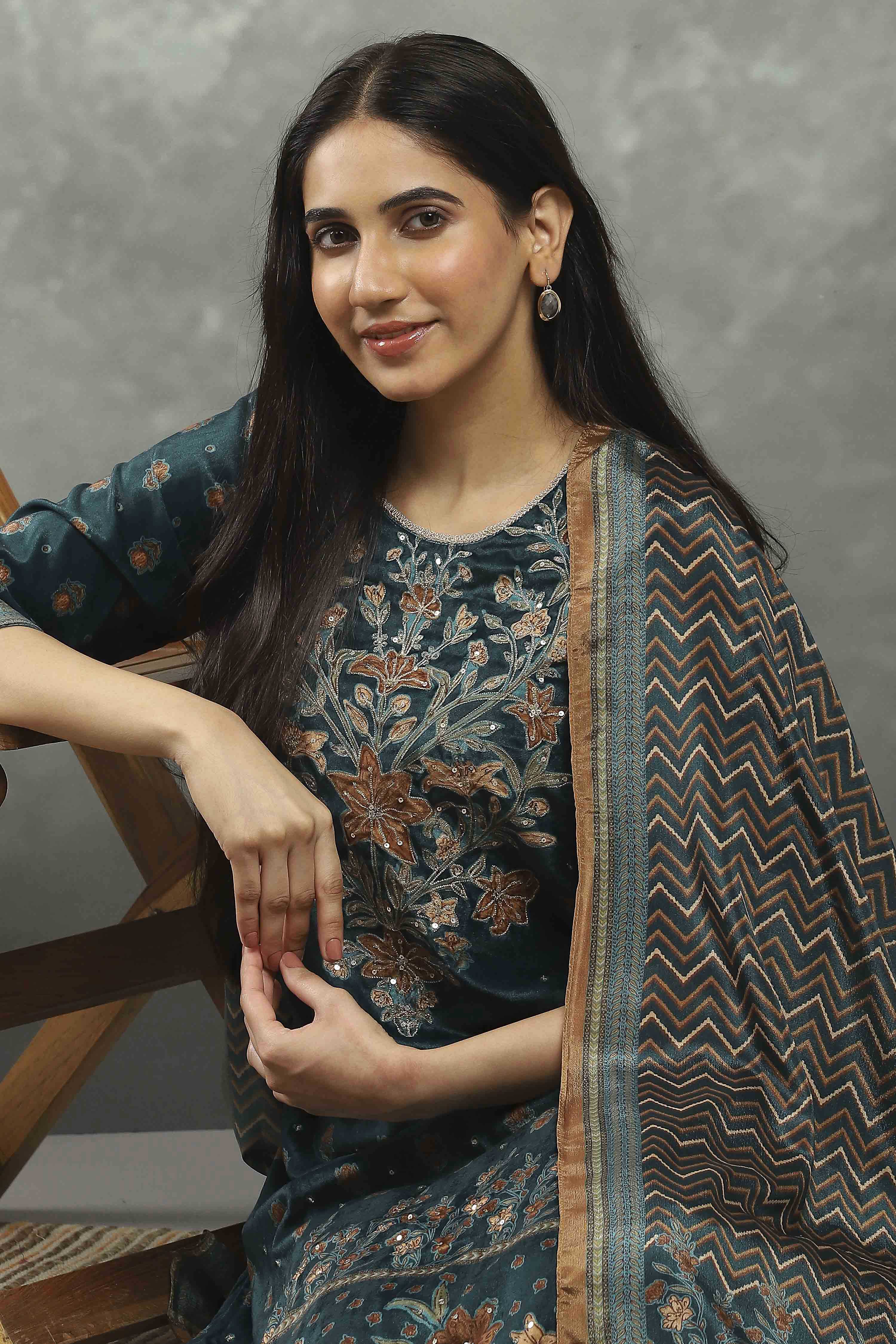 Green Polyester Printed Straight Suit Set image number 0