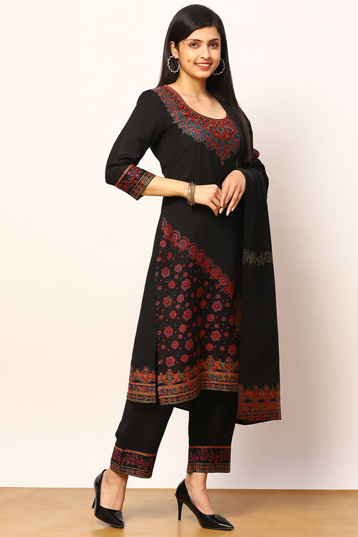 Black Acrylic Straight Suit Set image number 6