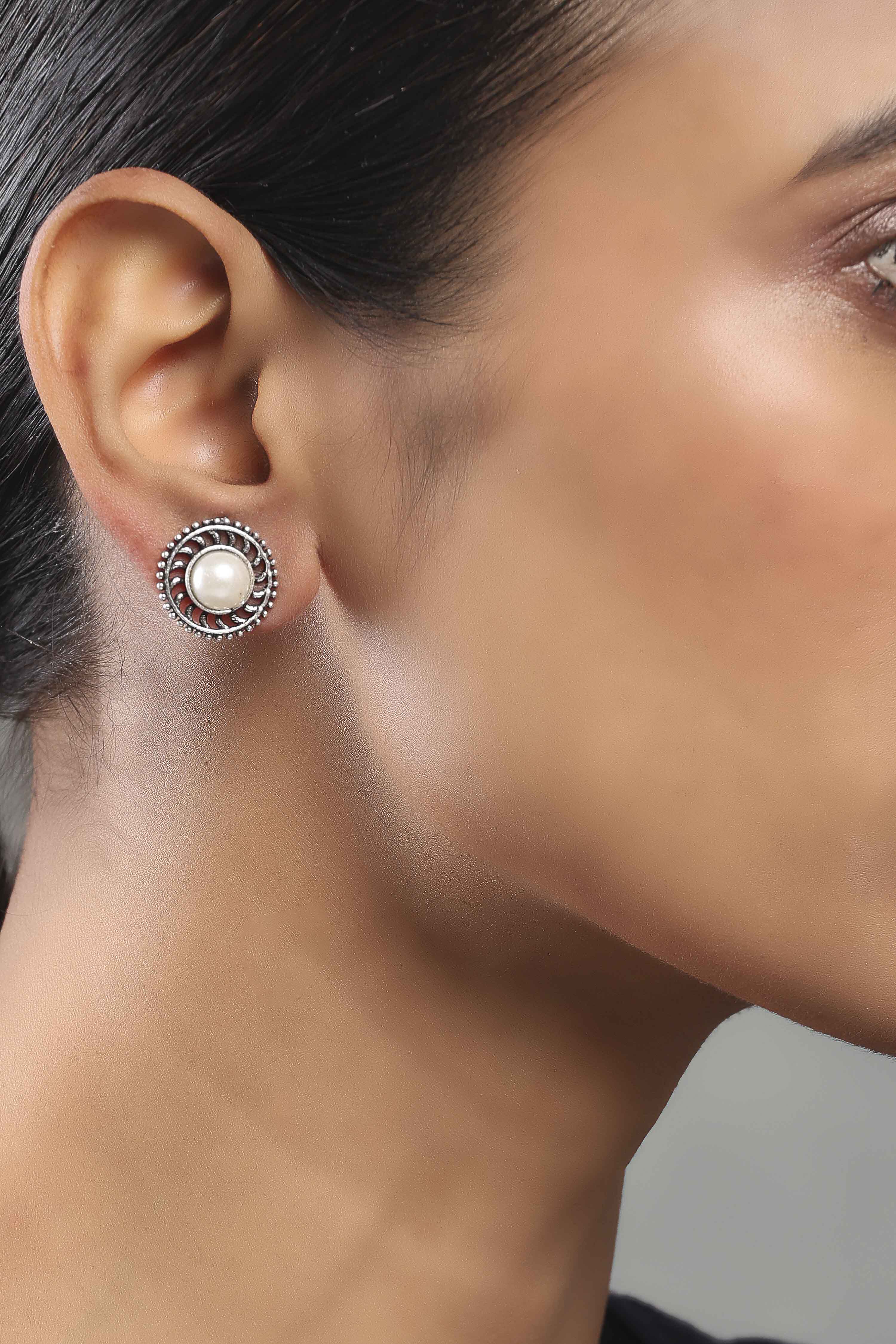 Pearl Brass Studs image number 1