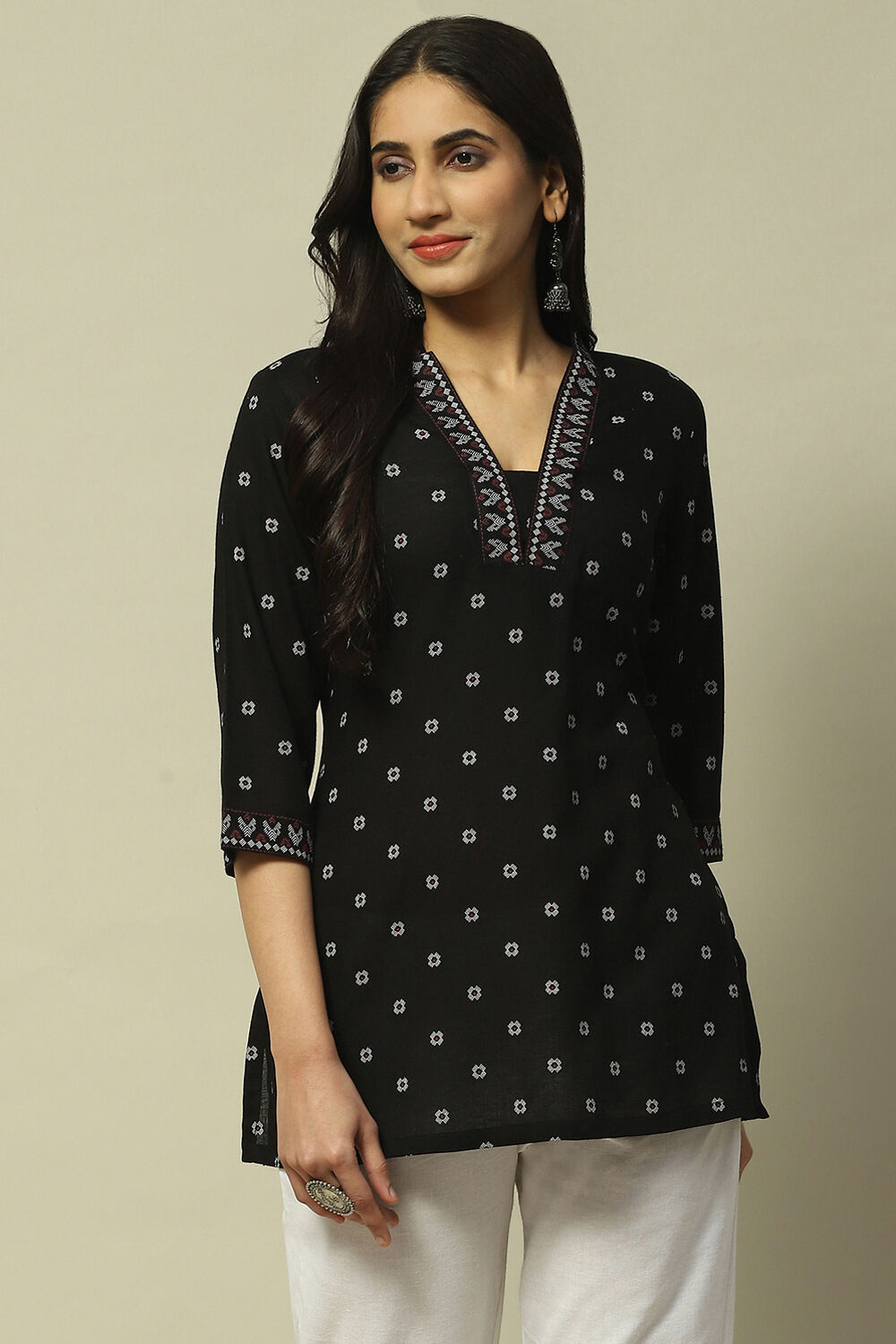 Off-White Geometric Printed Straight Indie Top image number 5