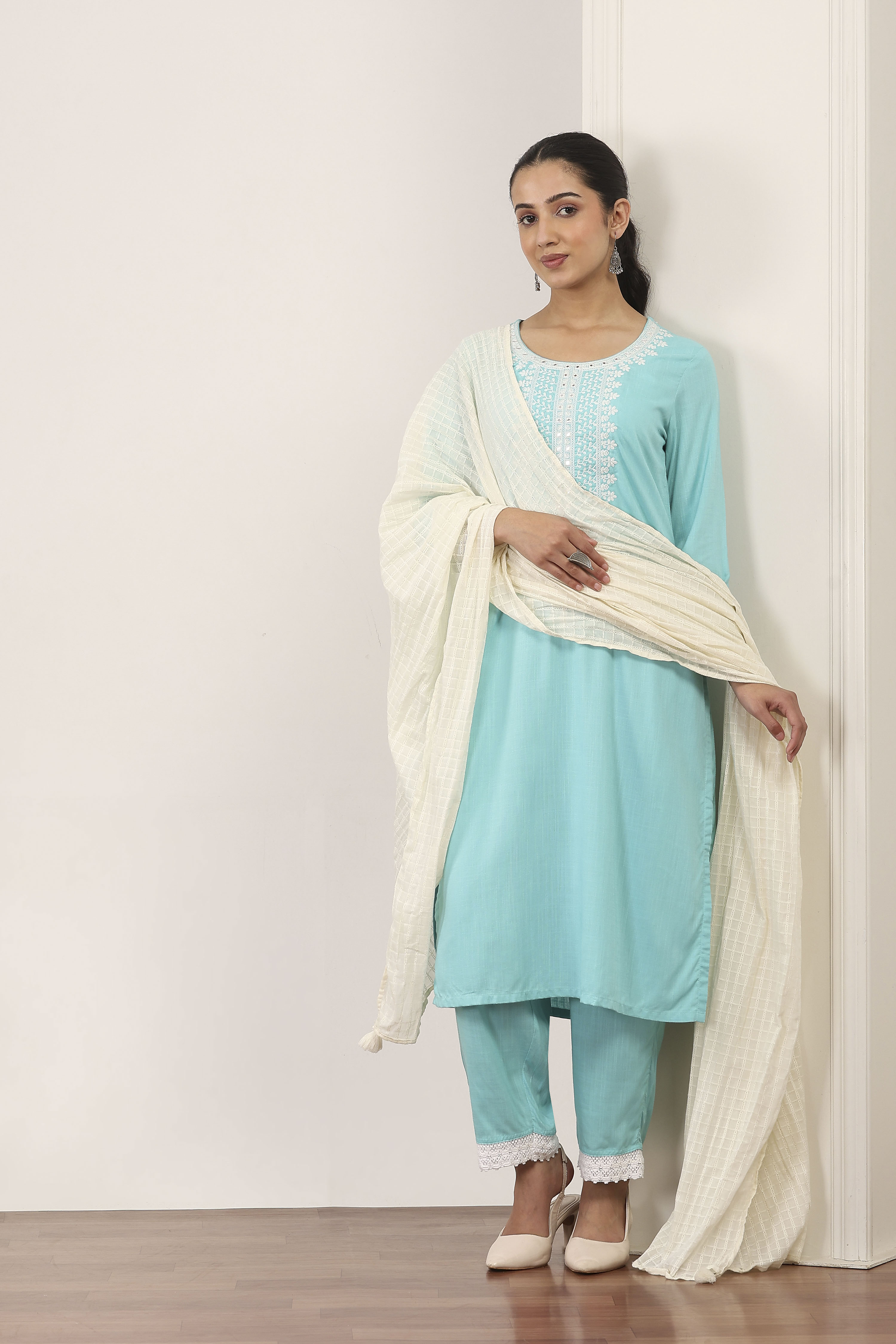 White Cotton Dupattas image number 3