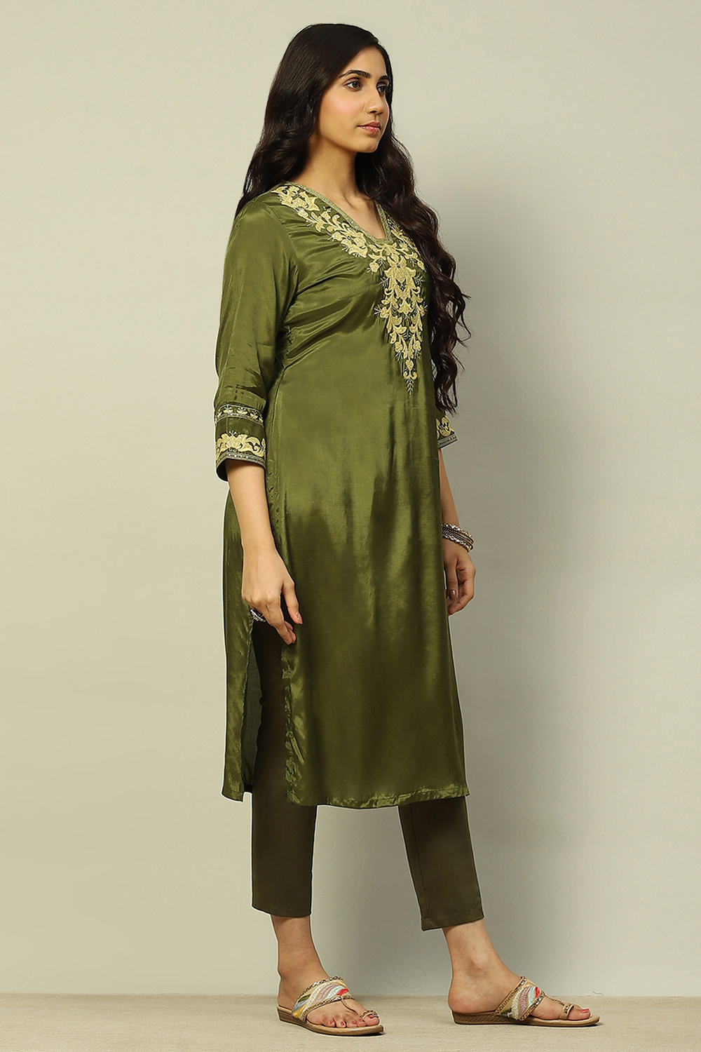 Olive Green Embroidered Viscose Shantoon Straight Kurta image number 4